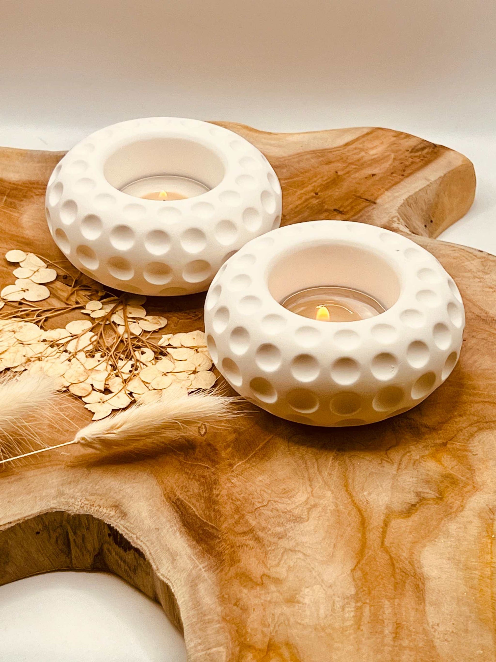 Handgefertigter Gießkeramik-Teelichthalter, ideal für stimmungsvolle Beleuchtung und Dekoration.Schlichtes Design Giesskeramik Weisse Deko Low Dots