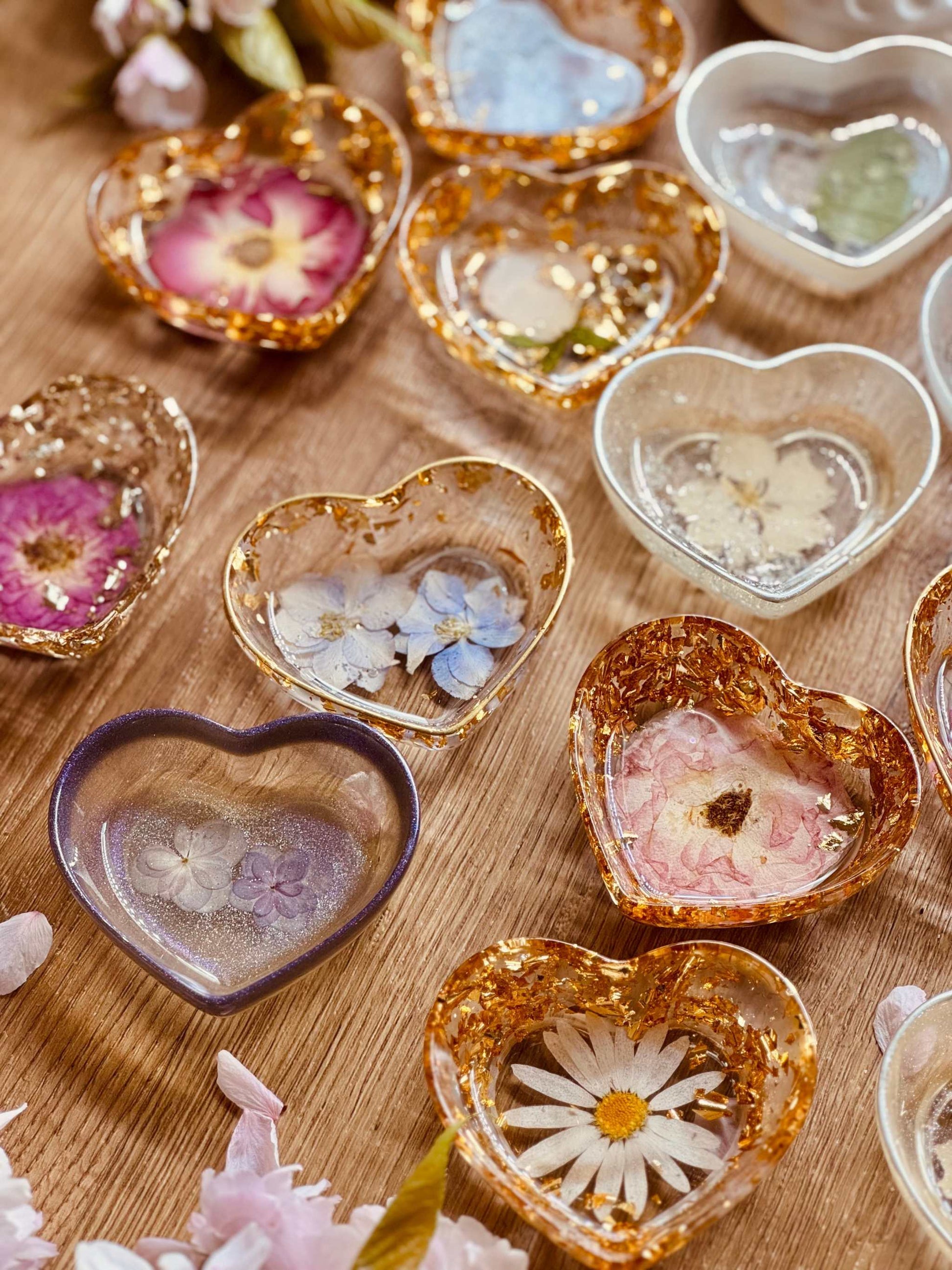 Herzförmige Schmuckschale mit Blattgold und echten Blumen, 8 cm groß, einzigartiges Deko-Unikat für Schmuckliebhaber und Geschenkideen