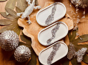 Set aus einzelnen, handgefertigten Gießkeramik Schmuckschalen, verziert mit geschwungenen Blattsilber-Resin-Mustern, perfekt für besondere Akzente.Schmuckschale Blattsilber Look Weisse Deko Giesskeramik