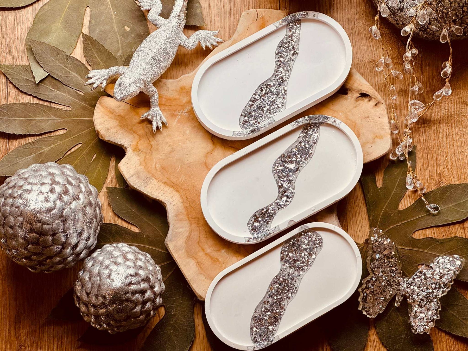 Set aus einzelnen, handgefertigten Gießkeramik Schmuckschalen, verziert mit geschwungenen Blattsilber-Resin-Mustern, perfekt für besondere Akzente.Schmuckschale Blattsilber Look Weisse Deko Giesskeramik