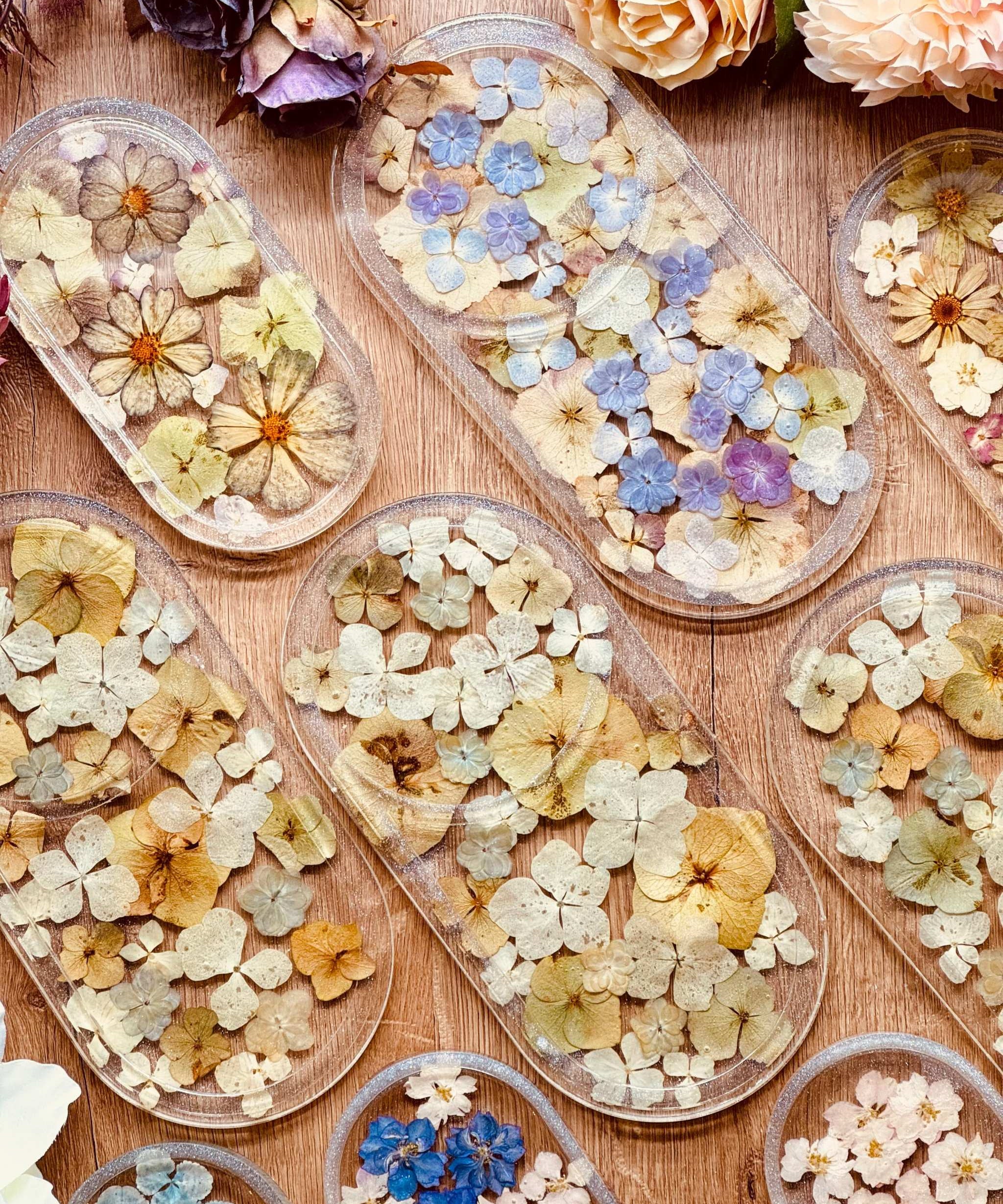 Schmuckschalen aus Resin mit getrockneten Blüten handgemacht als dekorative Ringschalen in verschiedenen Größen