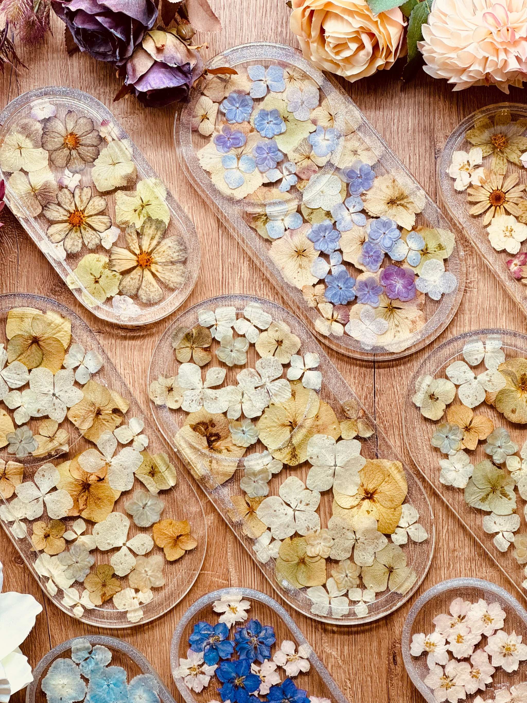 Schmuckschalen aus Resin mit getrockneten Blüten handgemacht als dekorative Ringschalen in verschiedenen Größen