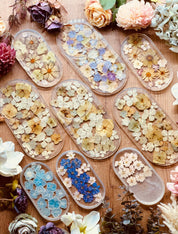 Schmuckschalen aus Resin mit getrockneten Blumen handgemacht als dekorative Unikate für Schmuck und Ringablage