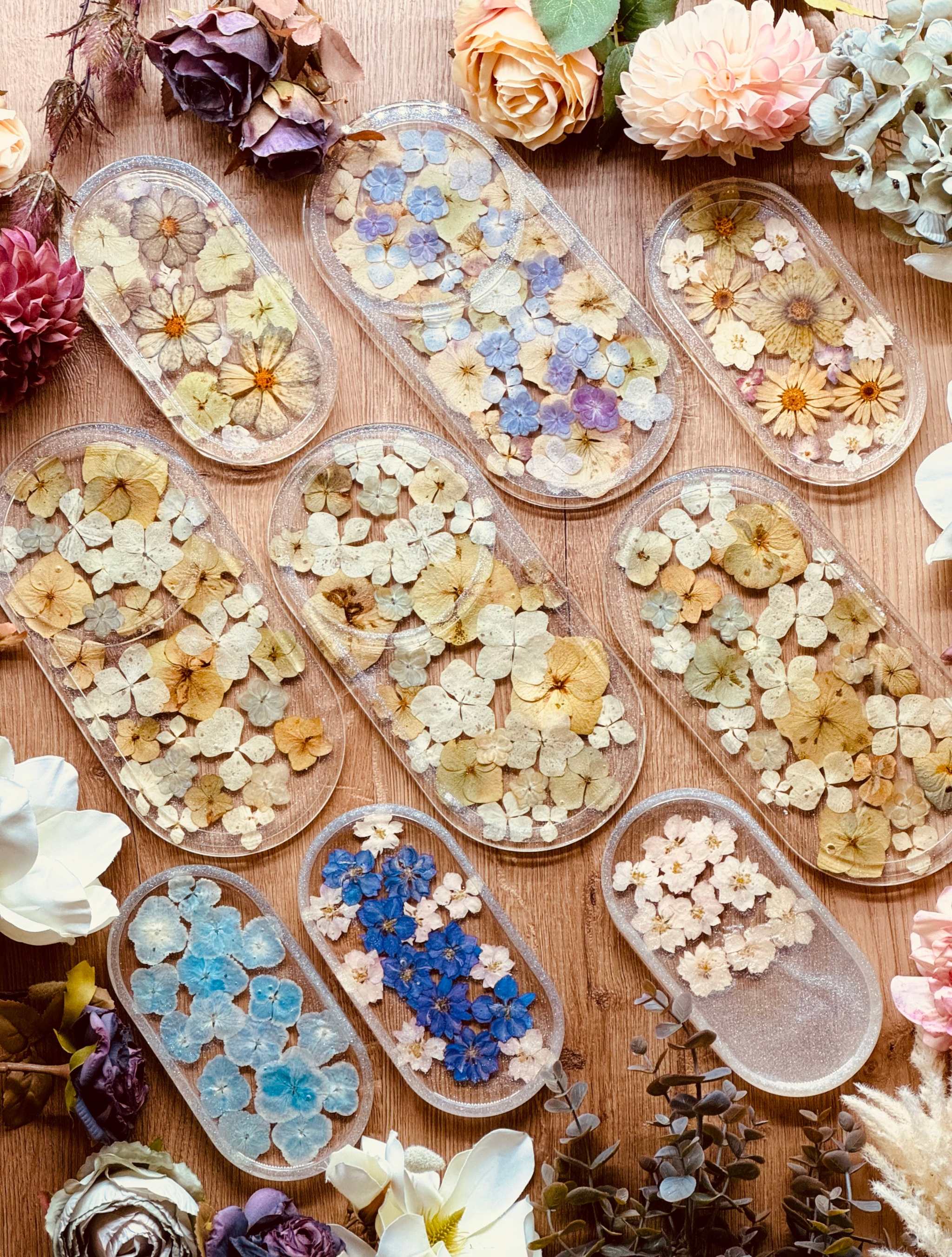 Schmuckschalen aus Resin mit getrockneten Blumen handgemacht als dekorative Unikate für Schmuck und Ringablage