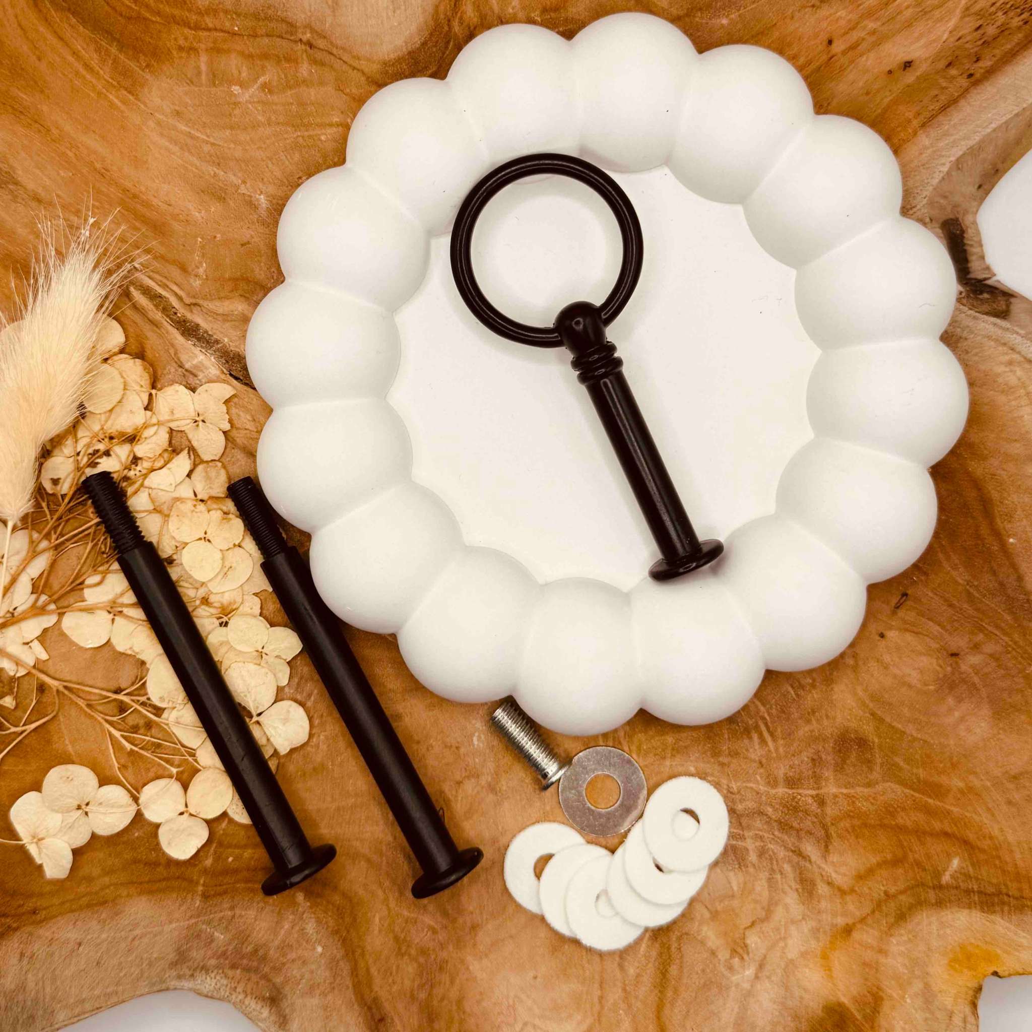 Schwarze Etagerenstange “The Mini Ring” mit modernem Ring-Design, 23 cm hoch