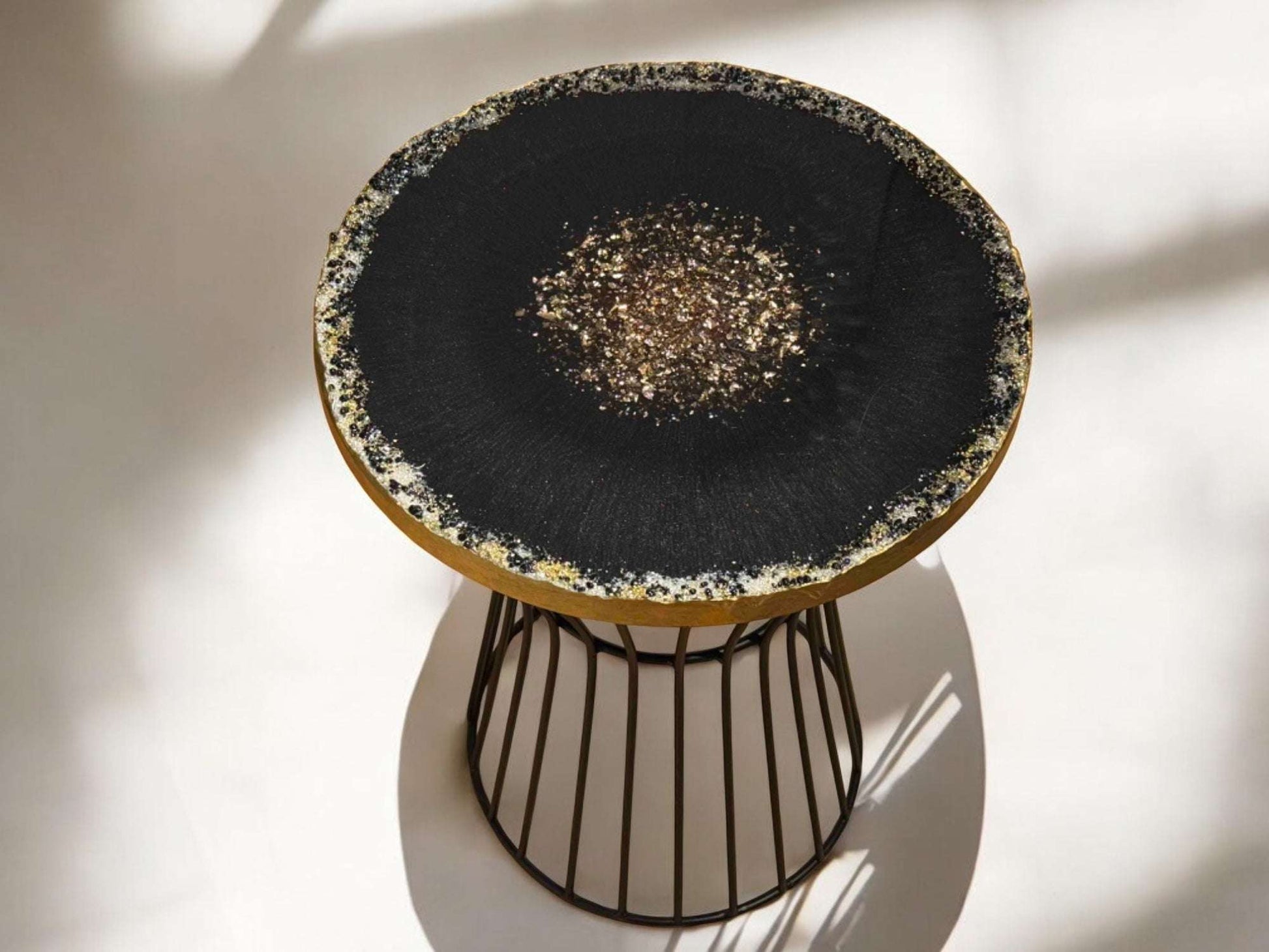 Schwarzer Epoxidharz Couchtisch mit funkelnder Glitzerveredelung – stilvolles Highlight für moderne Räume, 40 cm rund, stabil & hochwertig