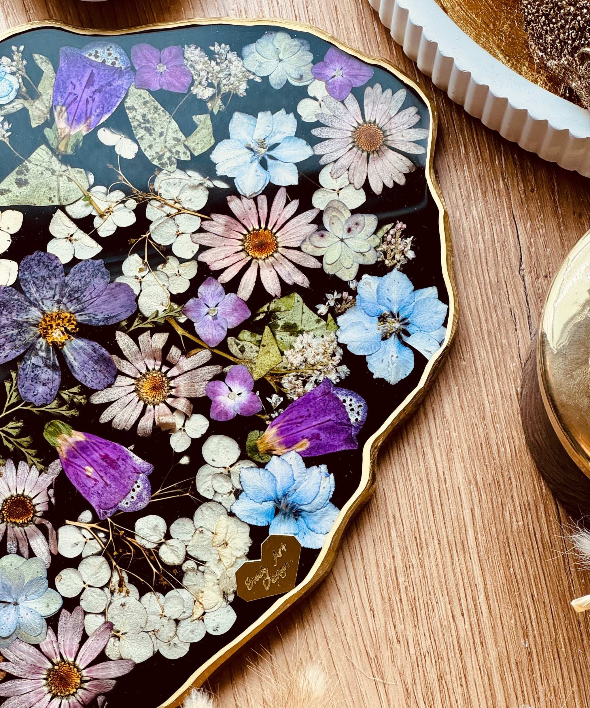 Schwarzes Tablett aus Resin mit eingebetteten bunten Blumen und goldenen Details, handgemacht, 31x21 cm, dekoratives Unikat