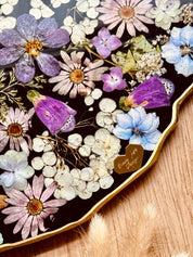 Schwarzes handgemachtes Resin Tablett mit eingegossenen bunten Blumen und goldenen Details