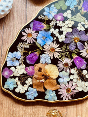Schwarzes handgemachtes Tablett aus Resin mit getrockneten Blumen und goldenen Details, ca. 31x21 cm.