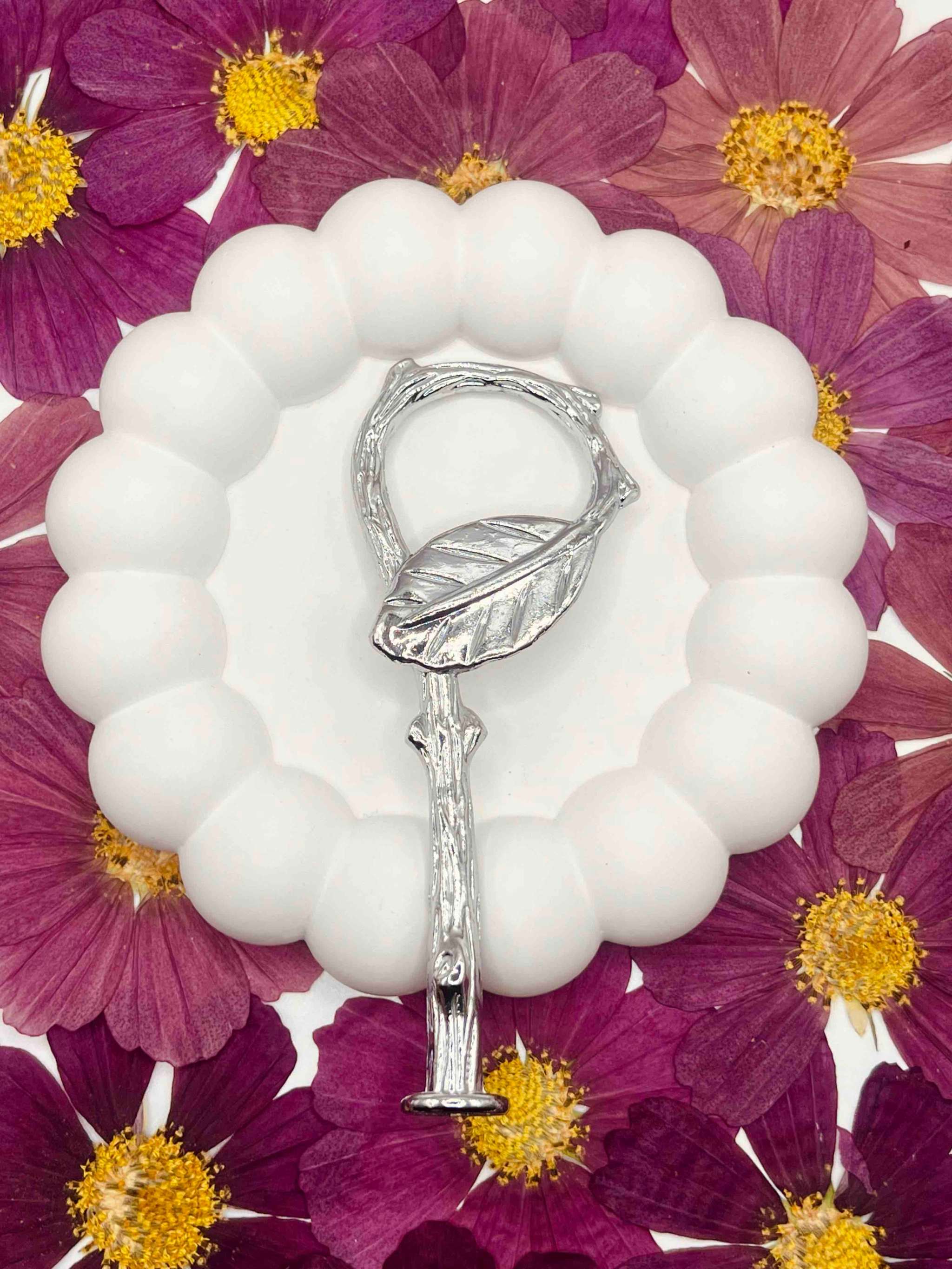 Silberne Etagerenstange mit einfacher Schraubmontage für DIY-Projekte -Modernes Design in Silber für kreative DIY-Projekte