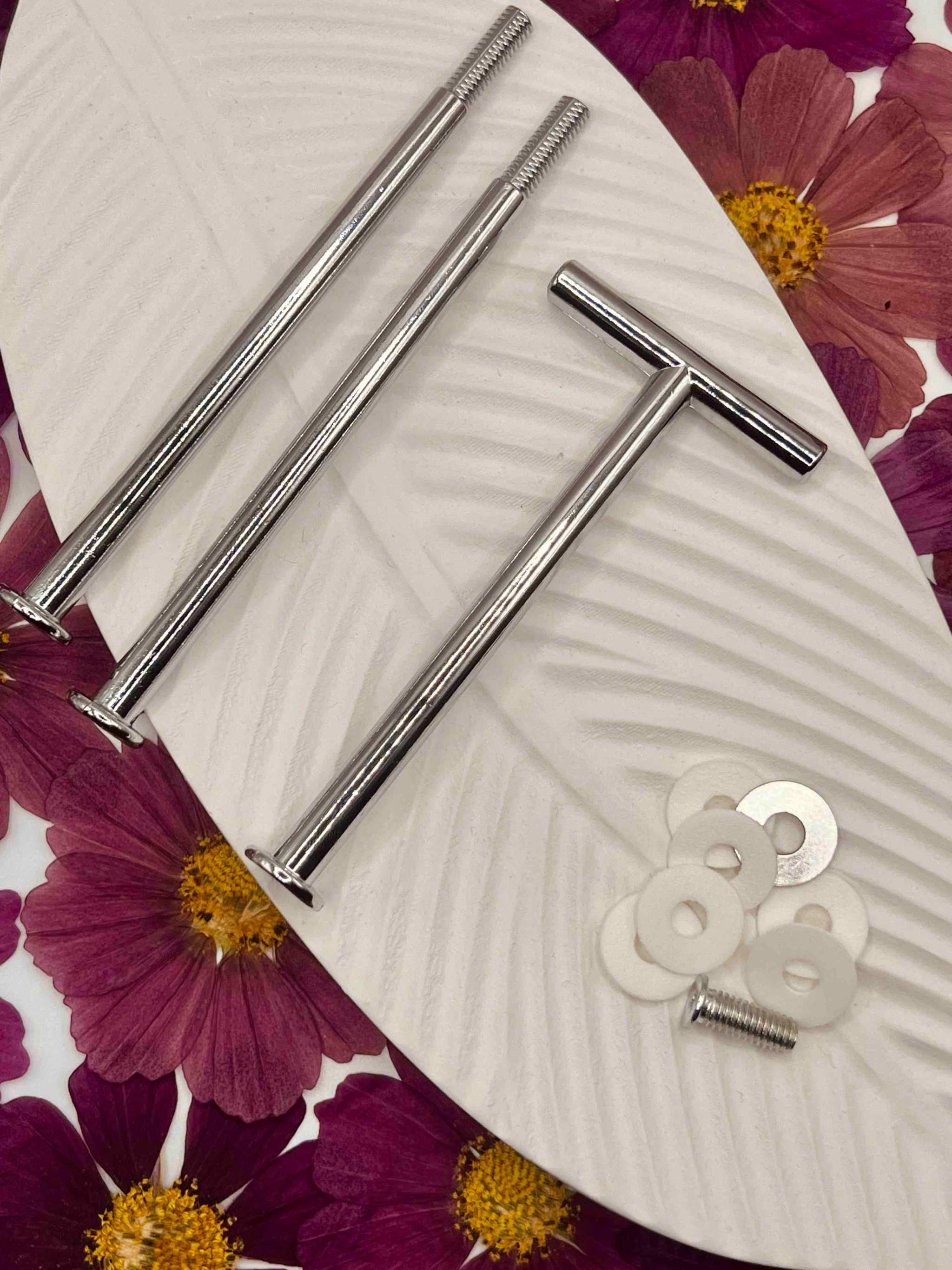 Silberne Etagerenstange mit einfacher Schraubmontage für DIY-Projekte - Art Supplies