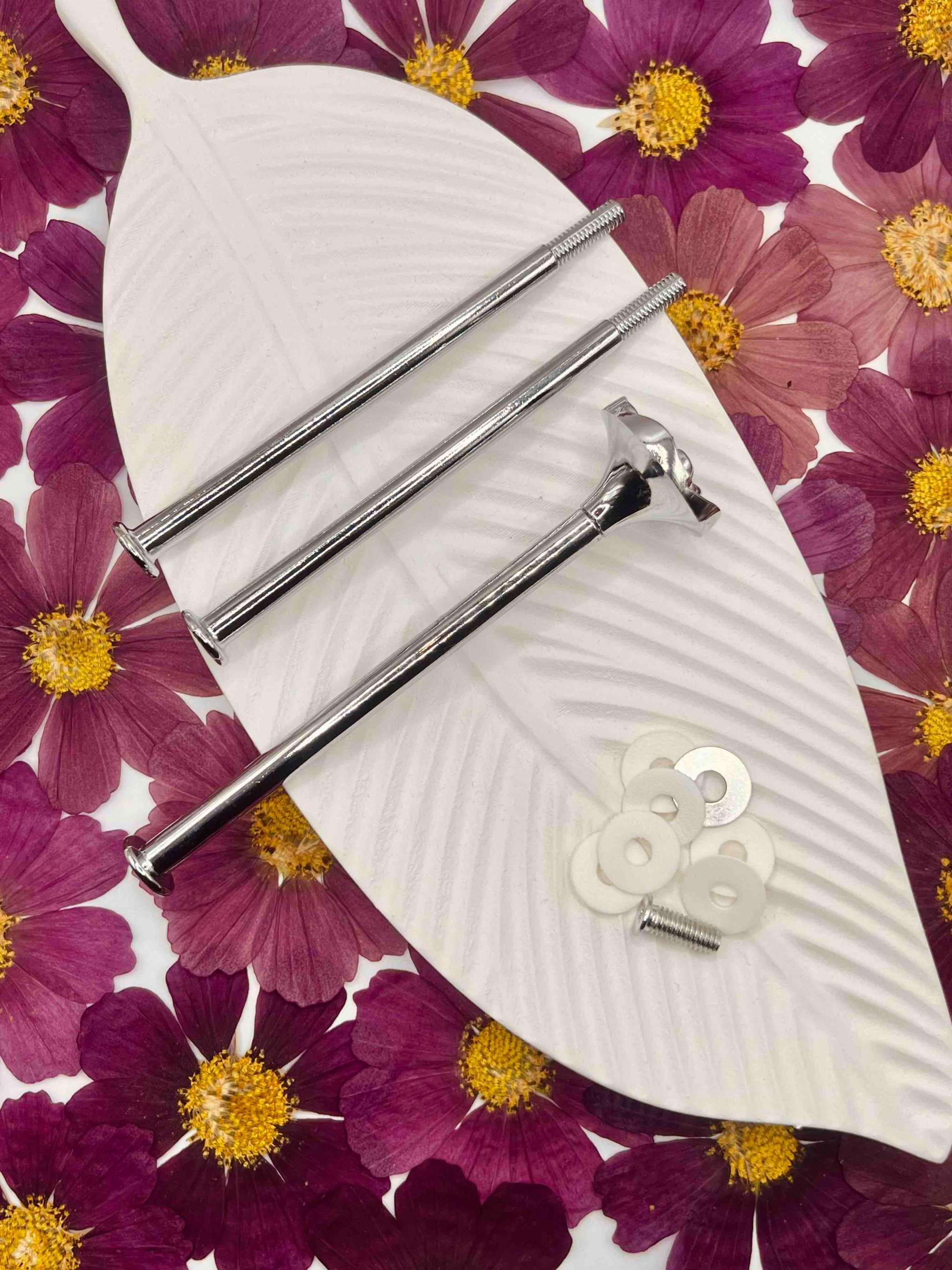 Silberne Etagerenstange montiert an einer selbstgemachten Etagere