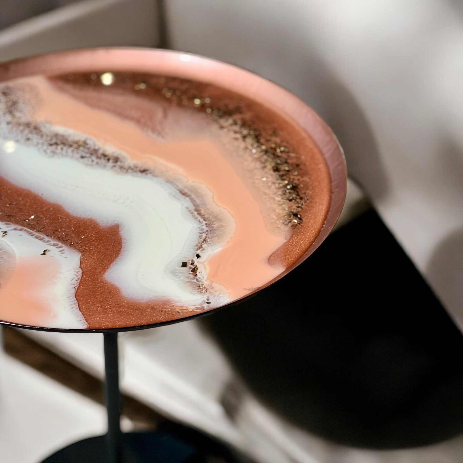 Stilvoller Epoxidharz Couchtisch aus deutschem Qualitätsresin, kupfer-weißes Design, stabil und hitzebeständig, perfekt für Wohnräume.