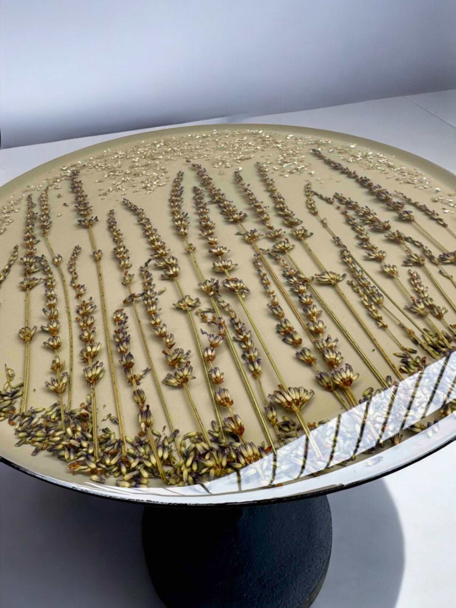 Stilvoller Epoxidharz Couchtisch mit 33 cm Durchmesser – echter Lavendel und Glanzeffekte als kunstvolles Highlight im Wohnbereich