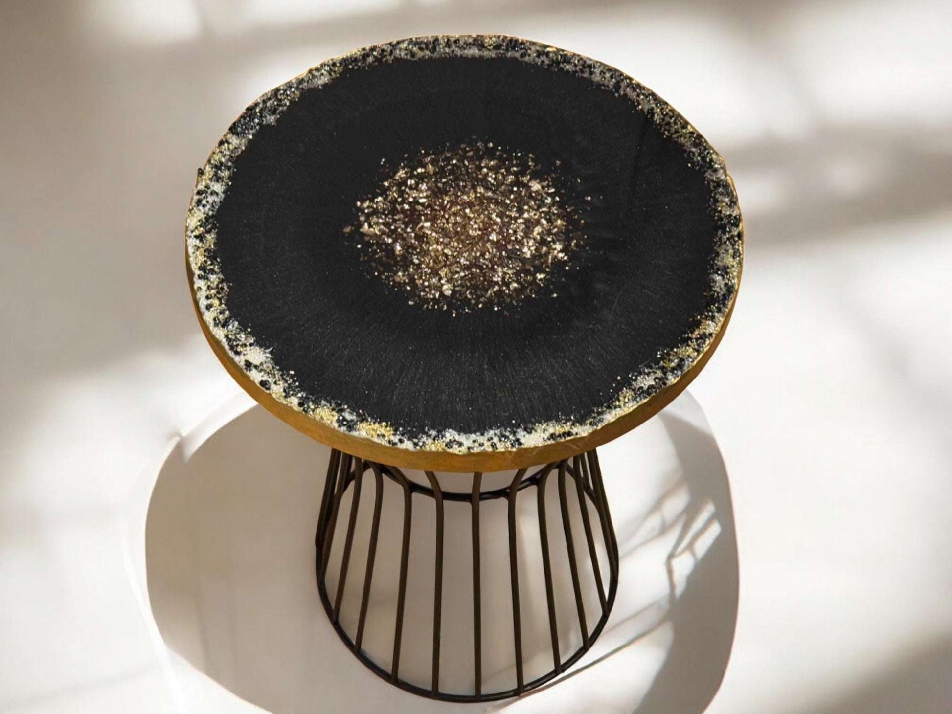 Stilvoller Epoxidharz Couchtisch mit metallischem Glitzereffekt und Drahtgestell – edle Farbgebung in Schwarz & Gold, 40x50 cm