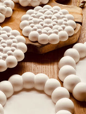 Stilvolle Gießkeramik-Untersetzer mit kugelförmigem Design, handgefertigt und ideal für Tischdeko.Struktur Look Weisse Deko Giesskeramik Big Bubbles Muster