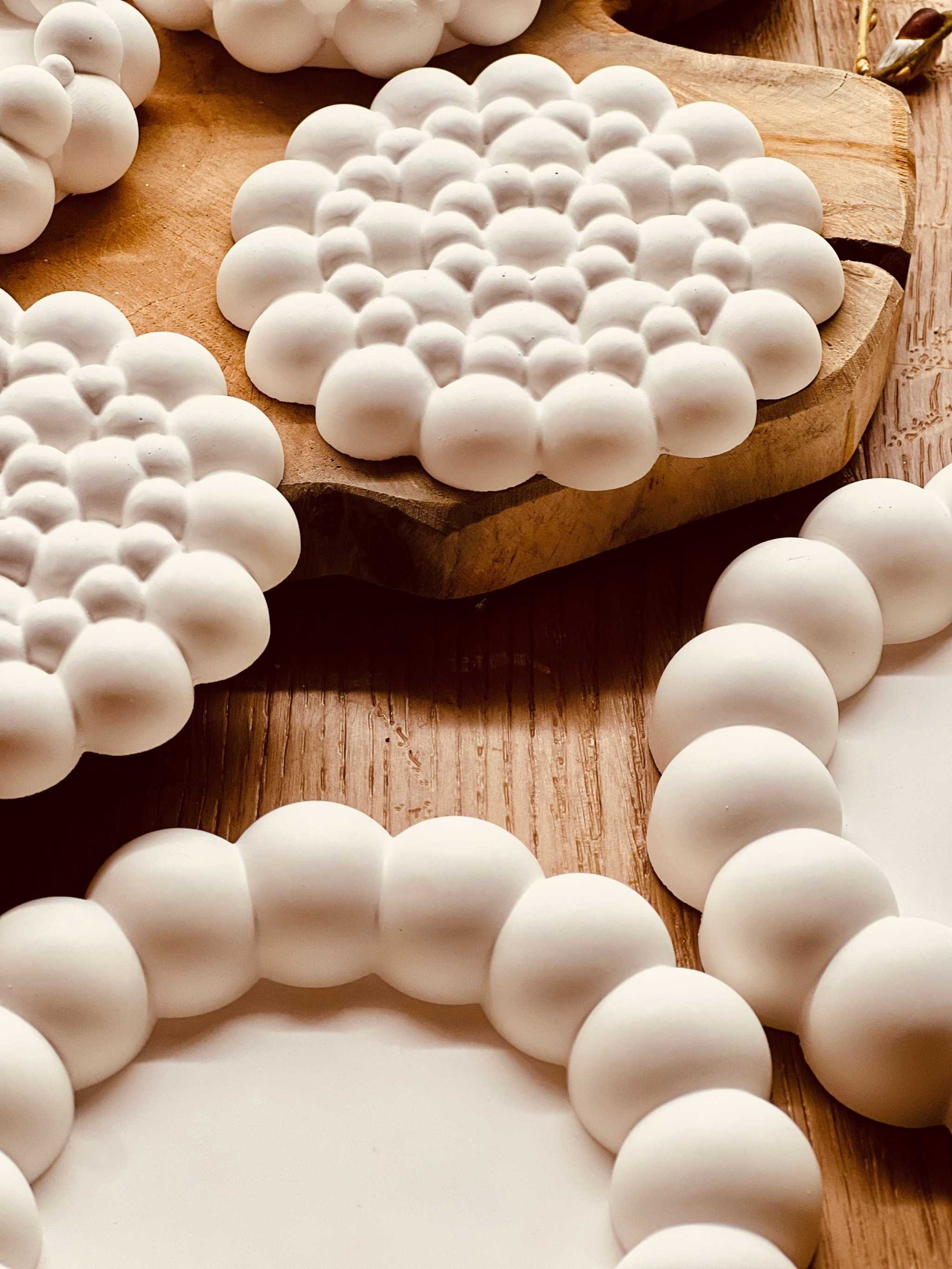 Stilvolle Gießkeramik-Untersetzer mit kugelförmigem Design, handgefertigt und ideal für Tischdeko.Struktur Look Weisse Deko Giesskeramik Big Bubbles Muster