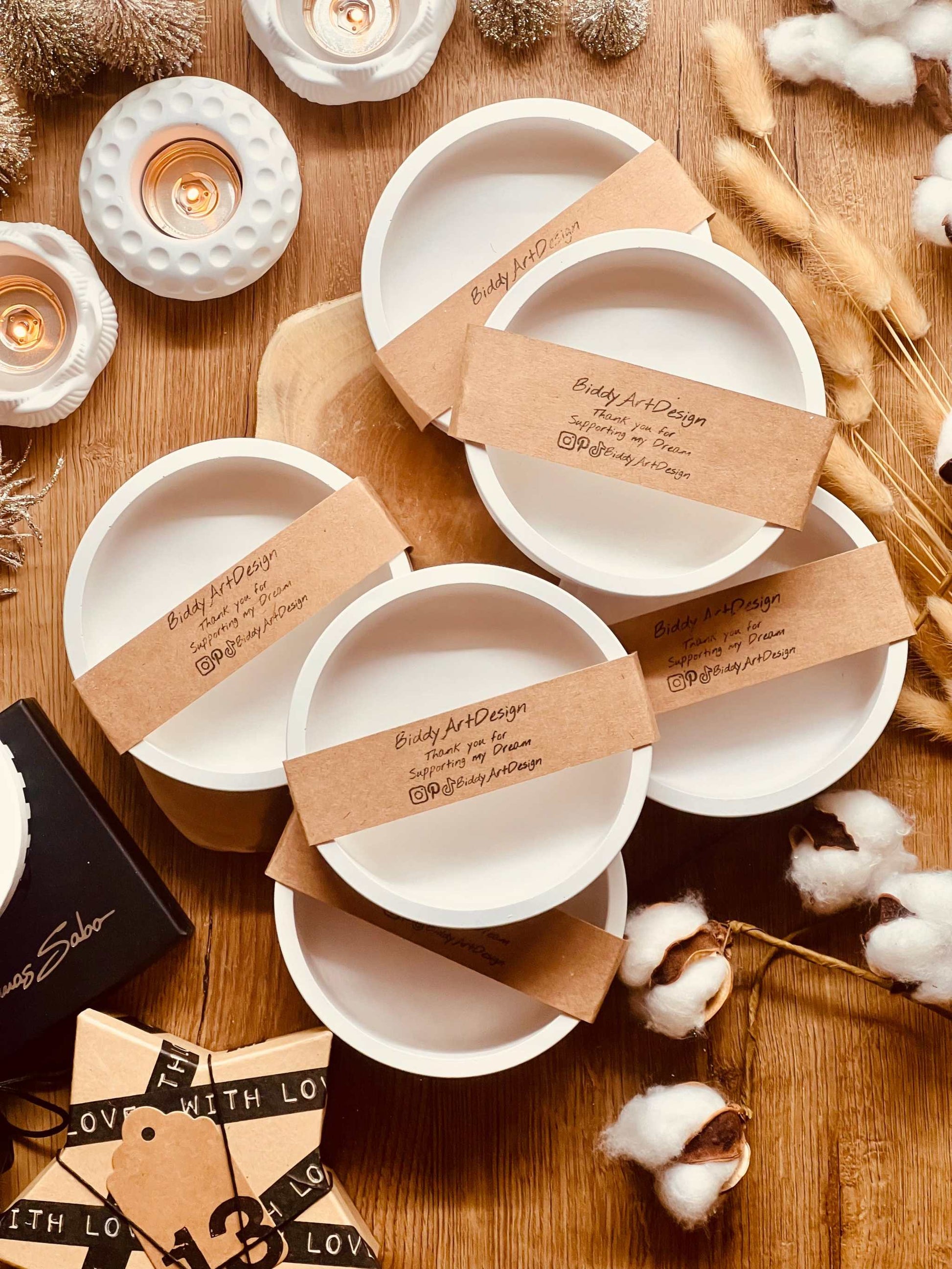 Minimalist handmade Gießkeramik bowls "The Round One" for versatile use.The Round One Weisse Deko Giesskeramik Schale elegant