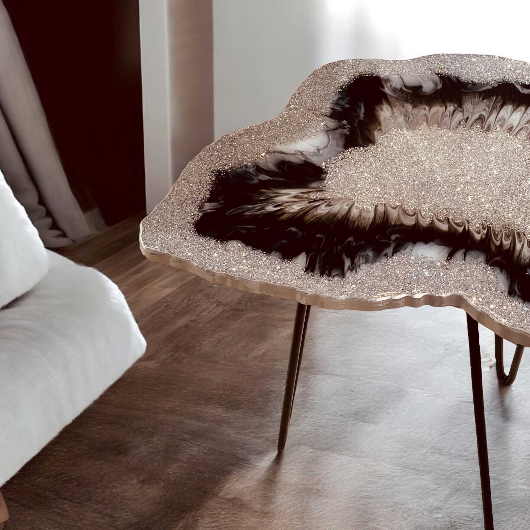 Unikat Couchtisch aus Epoxidharz – Nierenform mit Silberglitzer, perfekt für moderne Wohnräume und elegante Akzente