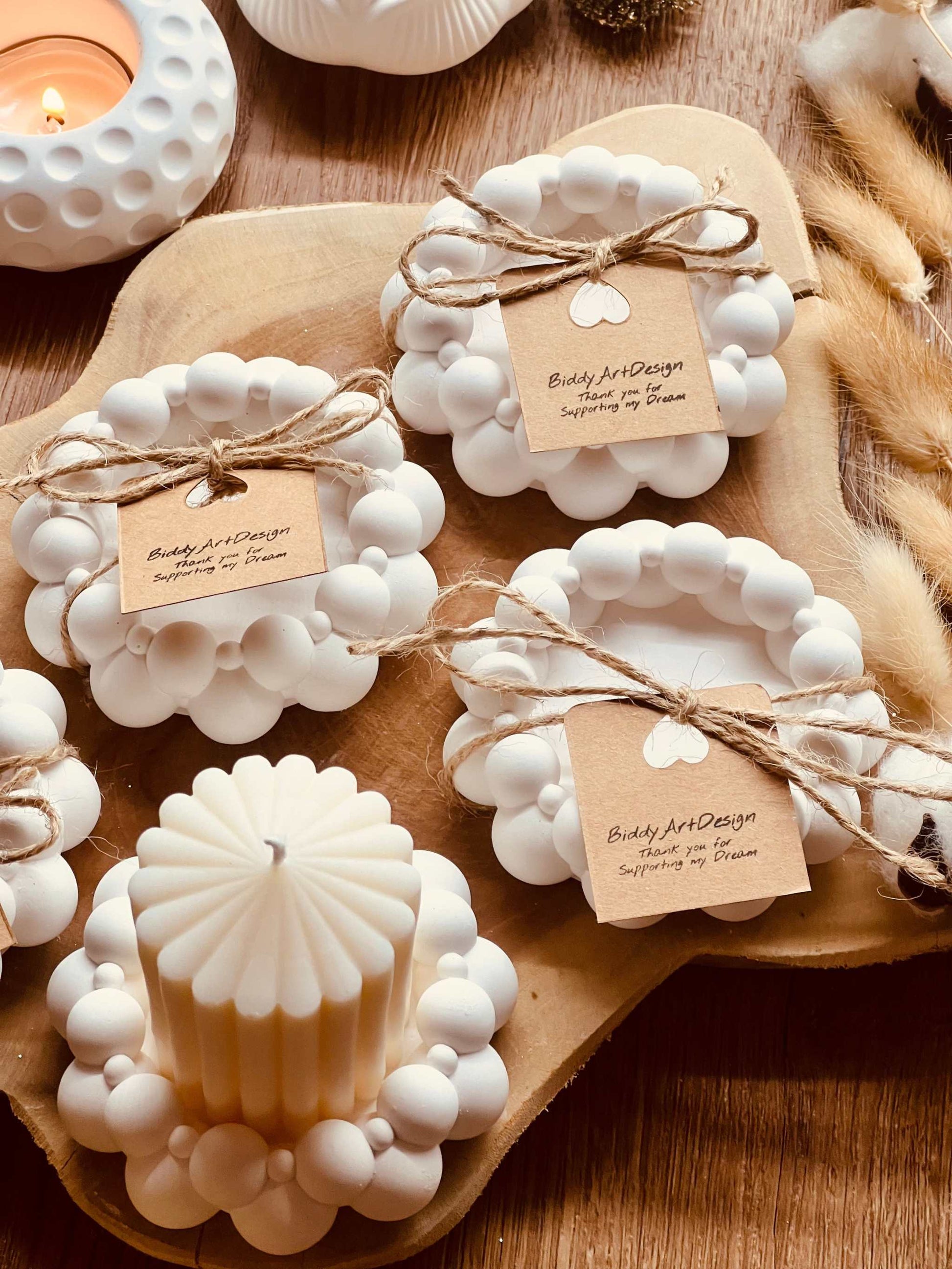 Handcrafted ceramic coasters "Many Bubbles" with unique bubble texture, ideal for modern decor.Untersetzer aus Giesskeramik Weisse Deko Bubble Look