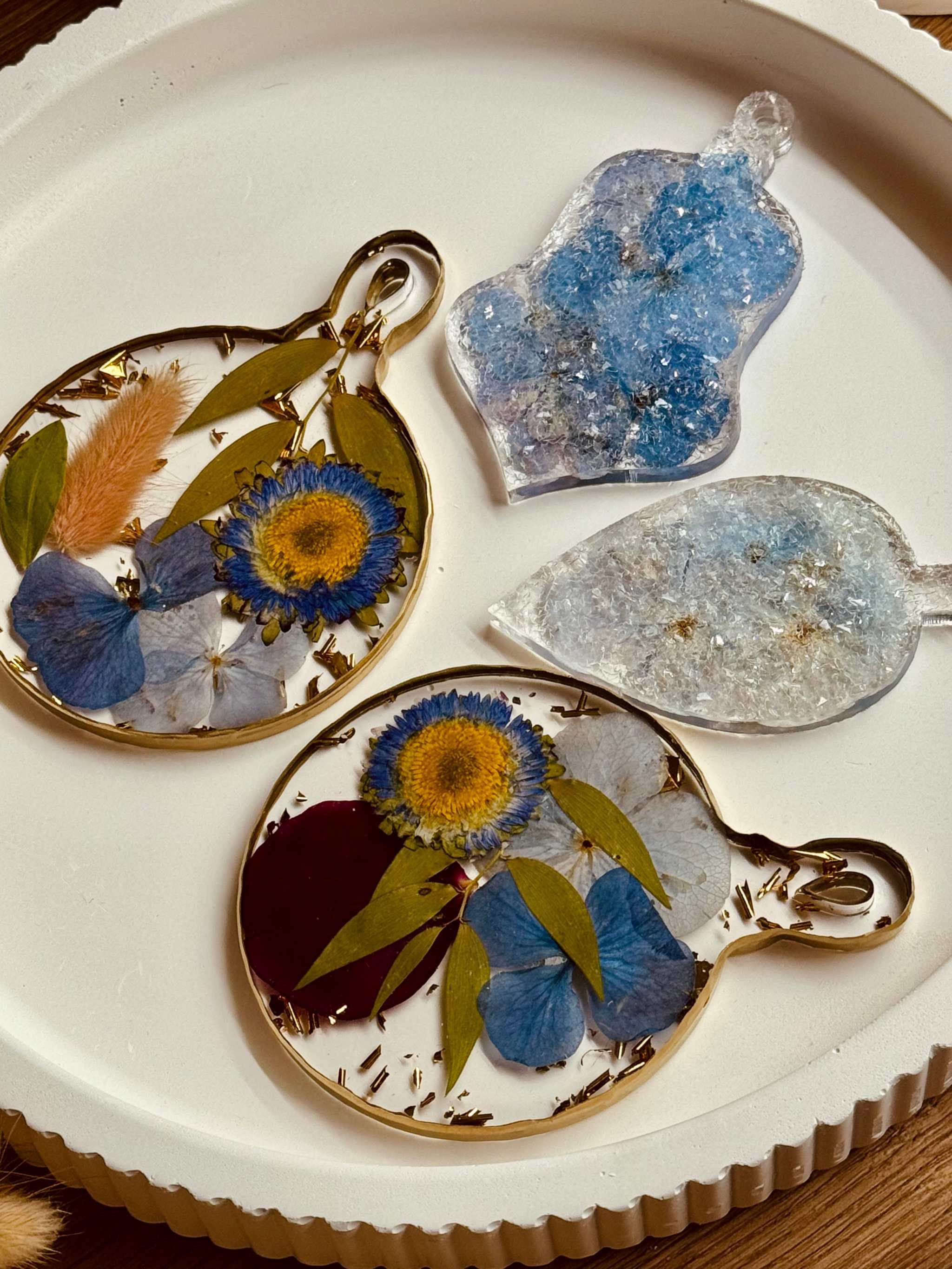 Weihnachtsbaumanhänger aus Epoxidharz mit getrockneten Blumen zum Brautstrauß konservieren