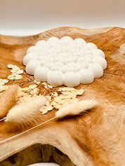 Stilvolle Gießkeramik-Untersetzer mit kugelförmigem Design, handgefertigt und ideal für Tischdeko.Weisse Deko Akzent Different Bubbles aus Giesskeramik