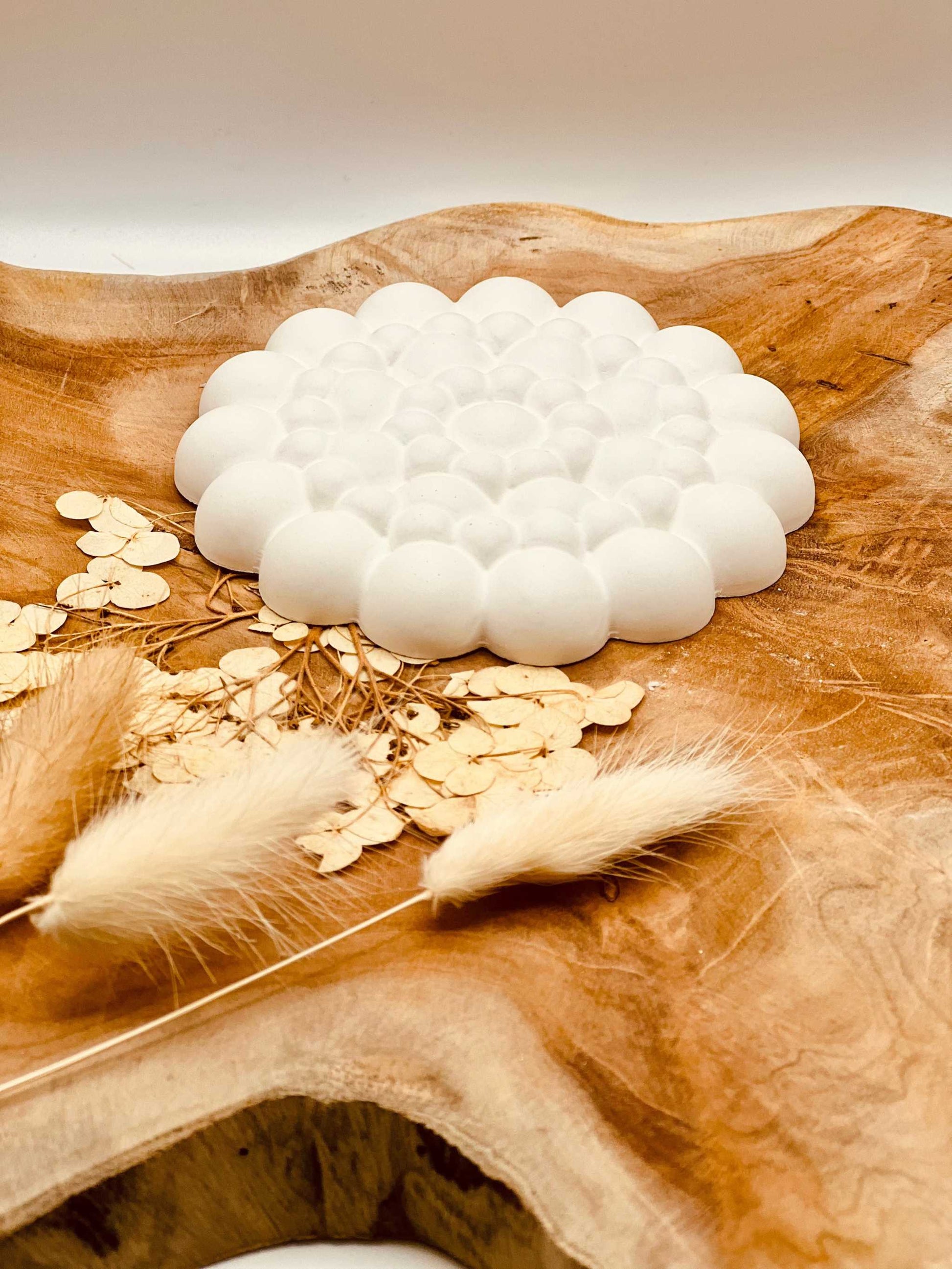 Stilvolle Gießkeramik-Untersetzer mit kugelförmigem Design, handgefertigt und ideal für Tischdeko.Weisse Deko Akzent Different Bubbles aus Giesskeramik