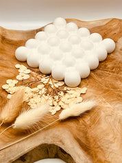 Stilvolle Gießkeramik-Untersetzer mit kugelförmigem Design, handgefertigt und ideal für Tischdeko.Weisse Deko Akzent Tablett aus Giesskeramik Square Bubbles