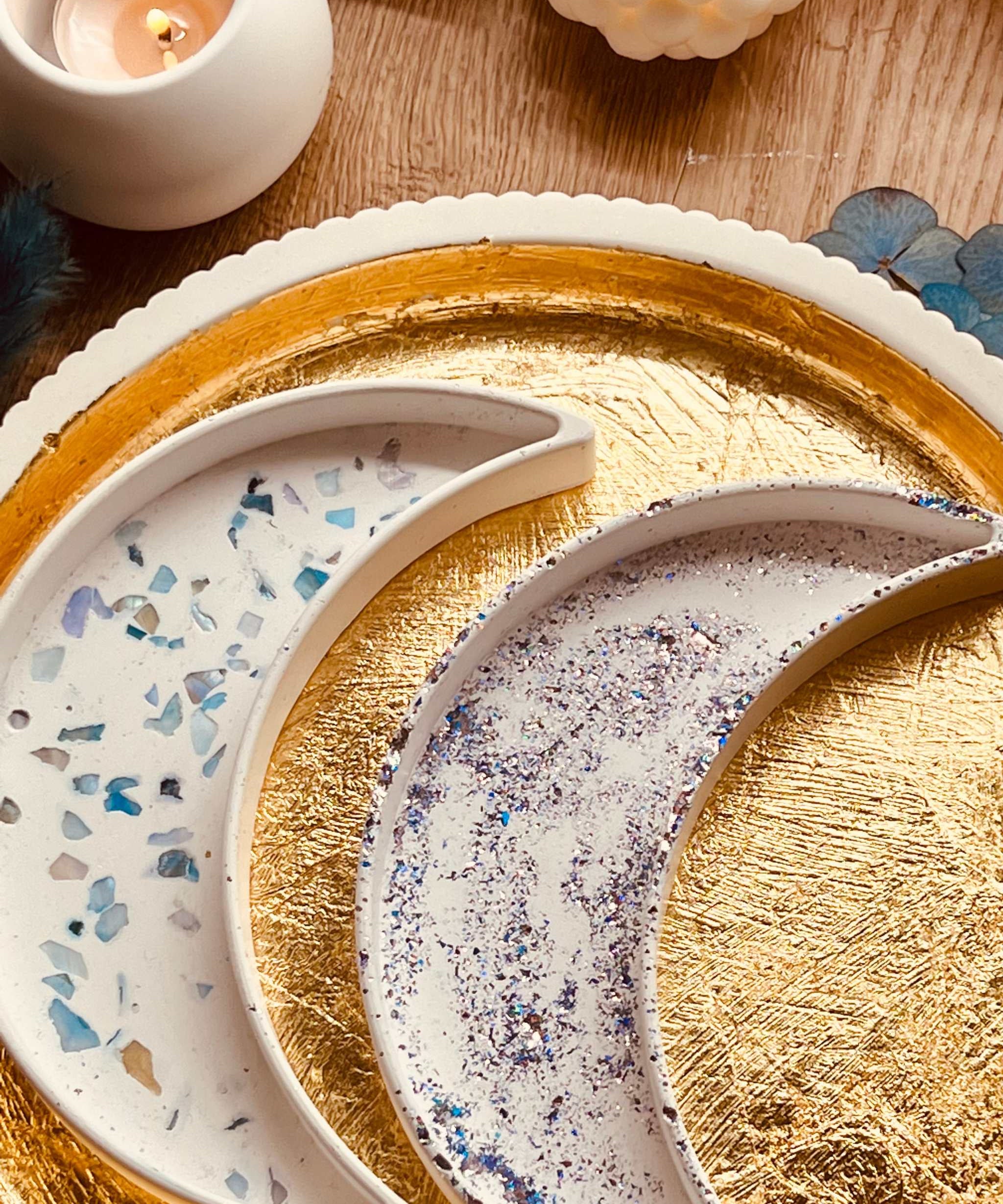 Handcrafted "Galaxy" design ceramic trays with glittering details.Weisse Deko Galaxy Design Schalen Set aus Giesskeramik