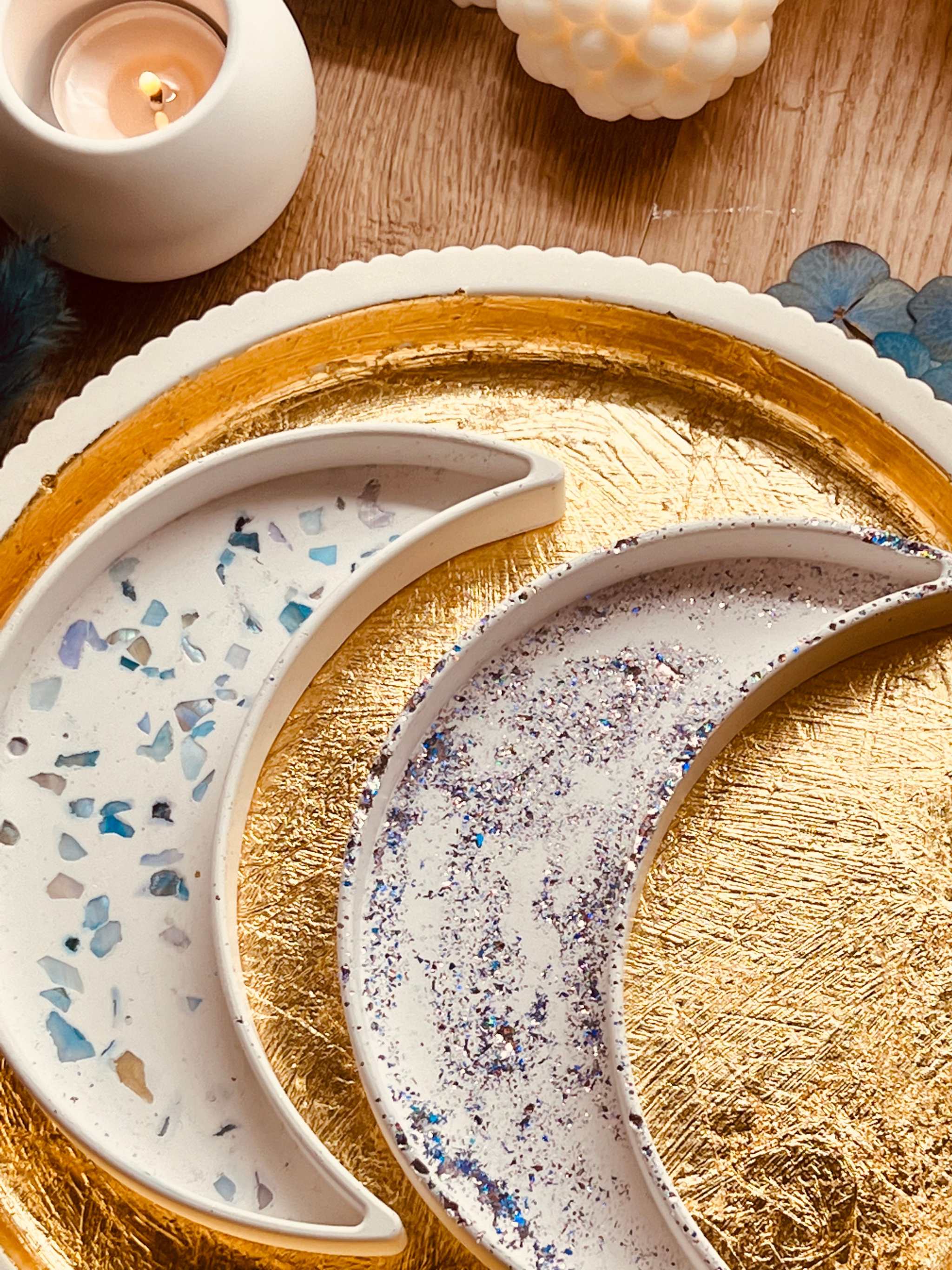 Handcrafted "Galaxy" design ceramic trays with glittering details.Weisse Deko Galaxy Design Schalen Set aus Giesskeramik