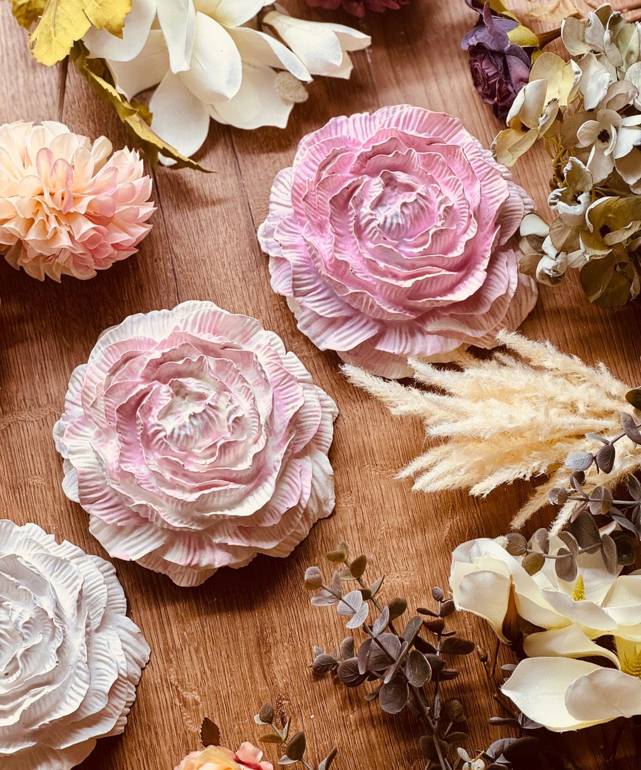 Gießkeramik Blüten in Form von Rosen, in den zarten Farbtönen Creme, Rosa und Pink gehalten, perfekt für eine elegante und naturinspirierte Dekoration