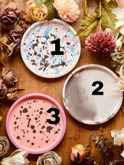 Einzigartige Gießkeramik Tablett im Dreier-Set: Pastellmuster in Rosa und Blau, gepunktetes Rosa und schlichtes Marmor-Grau. Für stilvolle Dekoration oder Geschenkidee.Weisse Deko Giesskeramik Tablett farbenreich und stilvoll