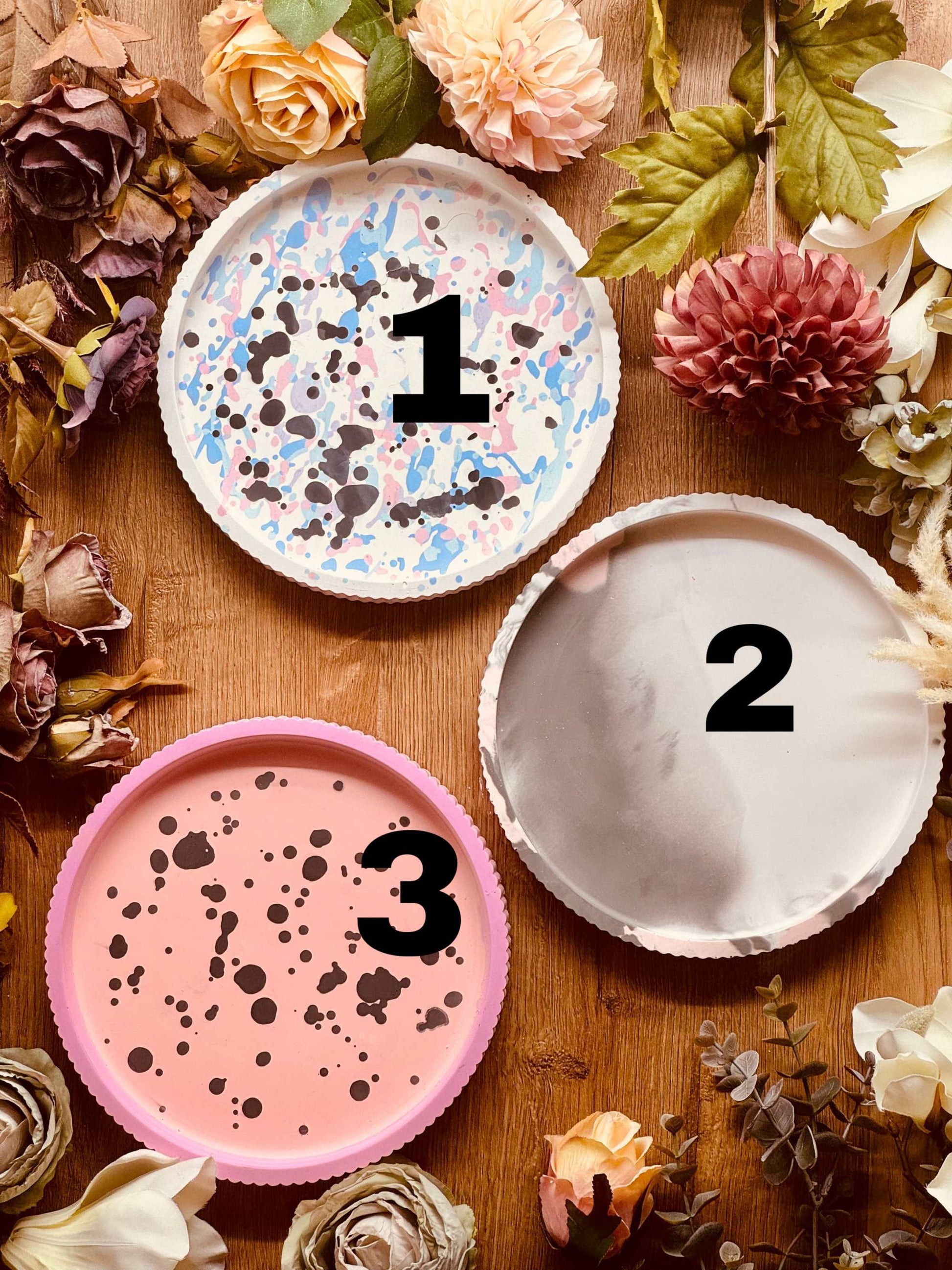 Einzigartige Gießkeramik Tablett im Dreier-Set: Pastellmuster in Rosa und Blau, gepunktetes Rosa und schlichtes Marmor-Grau. Für stilvolle Dekoration oder Geschenkidee.Weisse Deko Giesskeramik Tablett farbenreich und stilvoll
