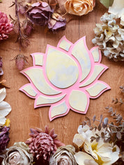 Gießkeramik Tabletts: Einzigartiges Lotus-Tablett in zarten Gelb- und Rosatönen, perfekt für dekorative Arrangements oder als Serviertablett.Weisse Deko Giesskeramik Tablett im bunten Lotus Look
