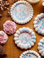 Einzigartige Keramik-Untersetzer mit strukturierter Umrandung und fröhlichem Sprenkel-Look in Pastelltönen, für einen stilvollen Akzent auf jedem Tisch.