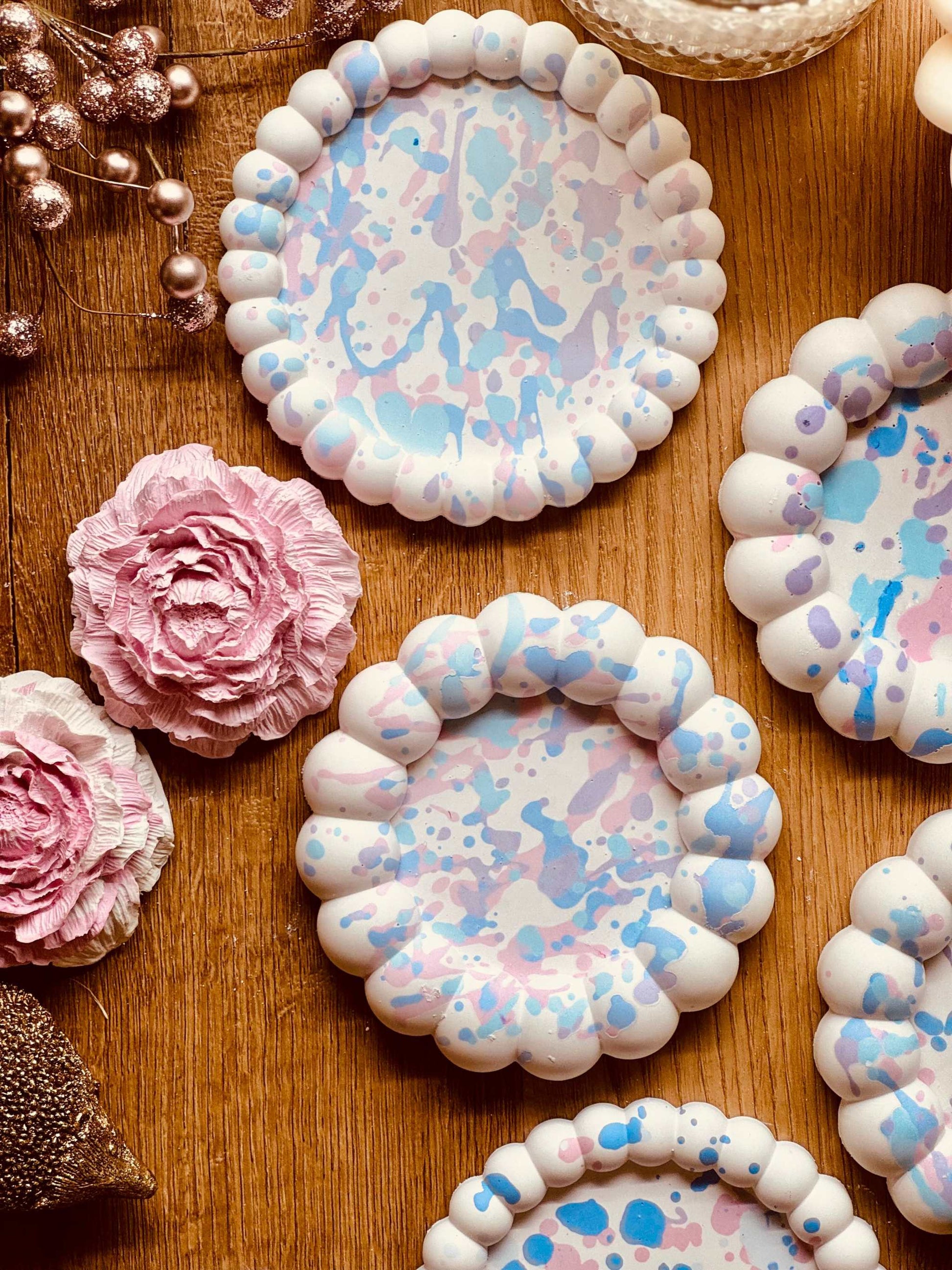 Einzigartige Keramik-Untersetzer mit strukturierter Umrandung und fröhlichem Sprenkel-Look in Pastelltönen, für einen stilvollen Akzent auf jedem Tisch.