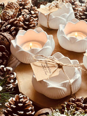 Dekorativer Teelichthalter aus Gießkeramik, handgefertigt, ideal für romantische Abende oder Dekoration.Weisse Deko Kerzen und Giesskeramik Blumen liebevoll verpackt im Geschenkset