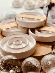 Schlichter Gießkeramik-Kerzenhalter in Weiß, perfekt für minimalistische Wohnkonzepte und dekorative Zwecke.Weisse Deko Kerzenhalter aus Giesskeramik Clean Circle