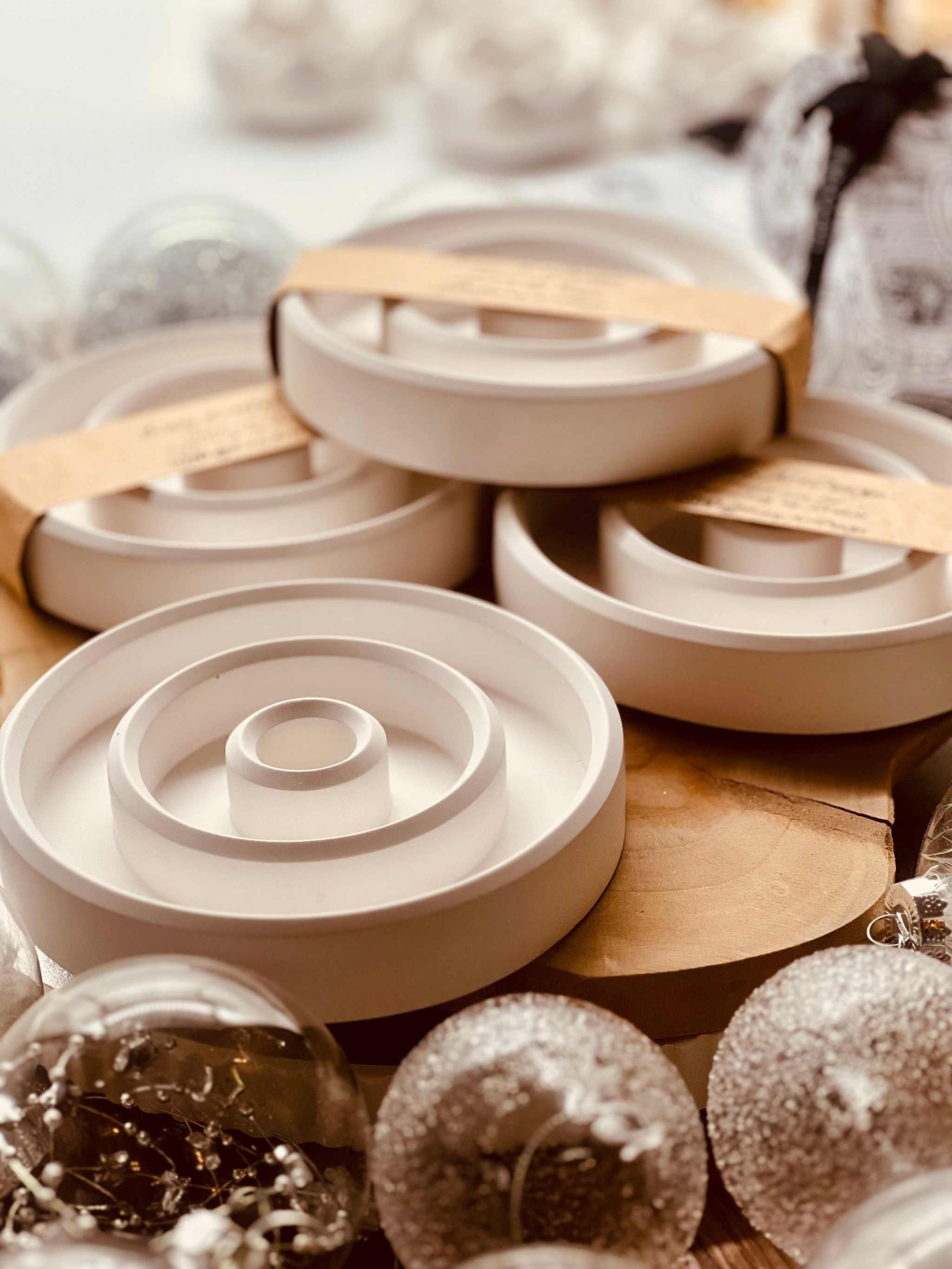 Schlichter Gießkeramik-Kerzenhalter in Weiß, perfekt für minimalistische Wohnkonzepte und dekorative Zwecke.Weisse Deko Kerzenhalter aus Giesskeramik Clean Circle