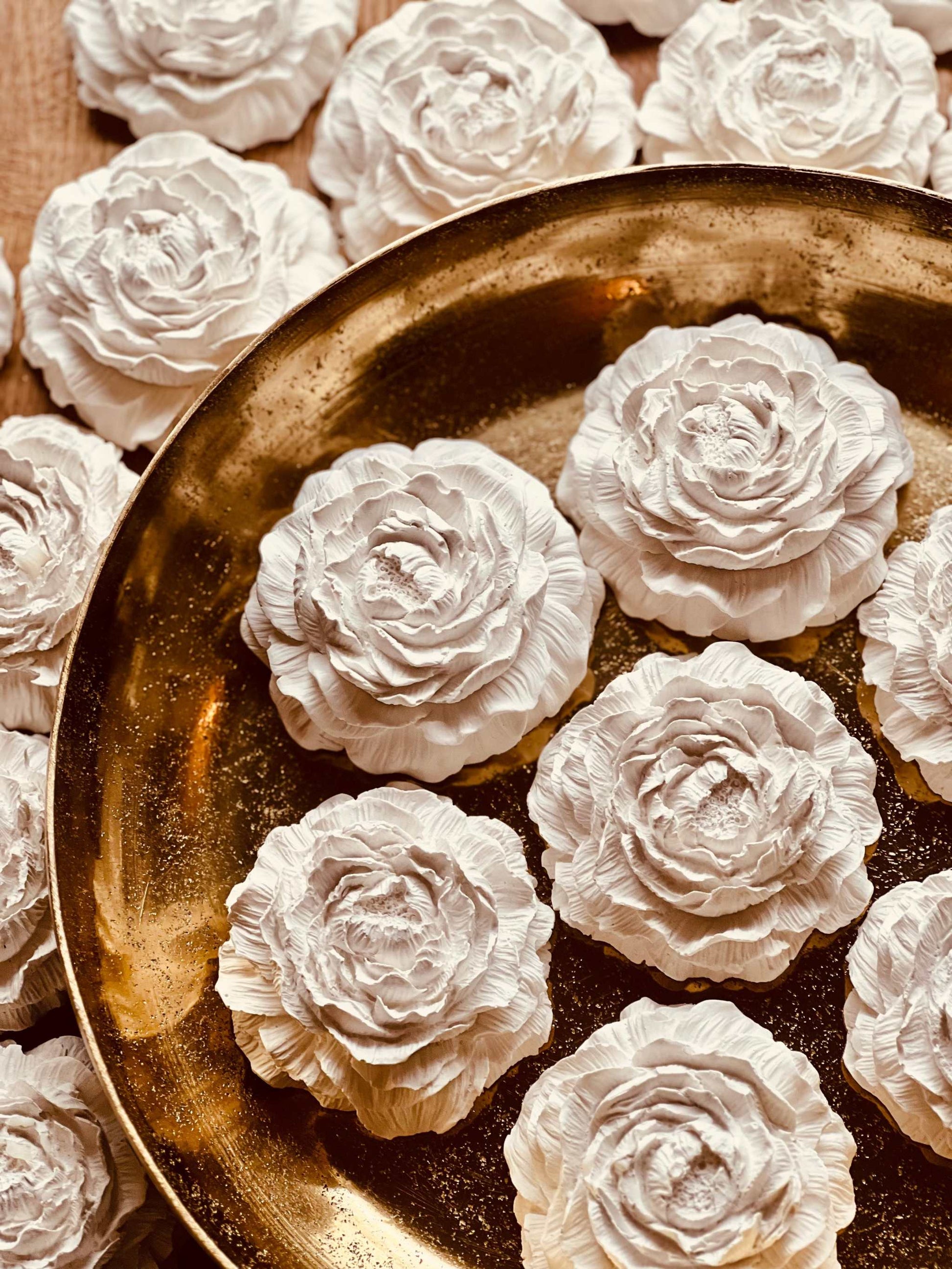 Dekorative Rosenblüten aus weißer Gießkeramik, handgefertigt und ideal als Tisch- oder Raumdeko.Weisse Deko Pfingstrose The Peony aus Giesskeramik