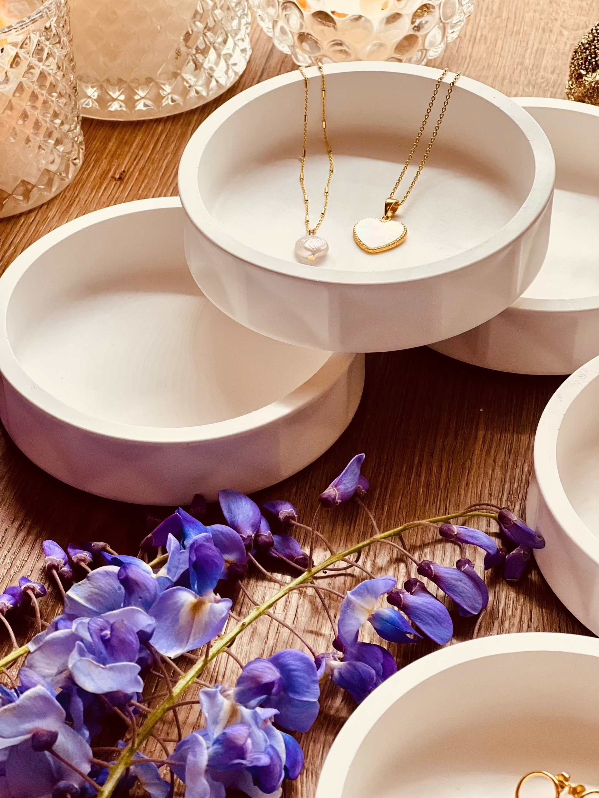 Minimalist Gießkeramik bowl "The Round One" with jewelry.Weisse Deko Schale The Round One aus Giesskeramik modern