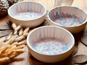 Gießkeramik Schale: individuelle Keramikschalen mit farbenfrohem Muster aus Rosa, Blau und Lila, perfekt für eine stilvolle Tischdekoration oder als dekoratives Wohnaccessoire.
