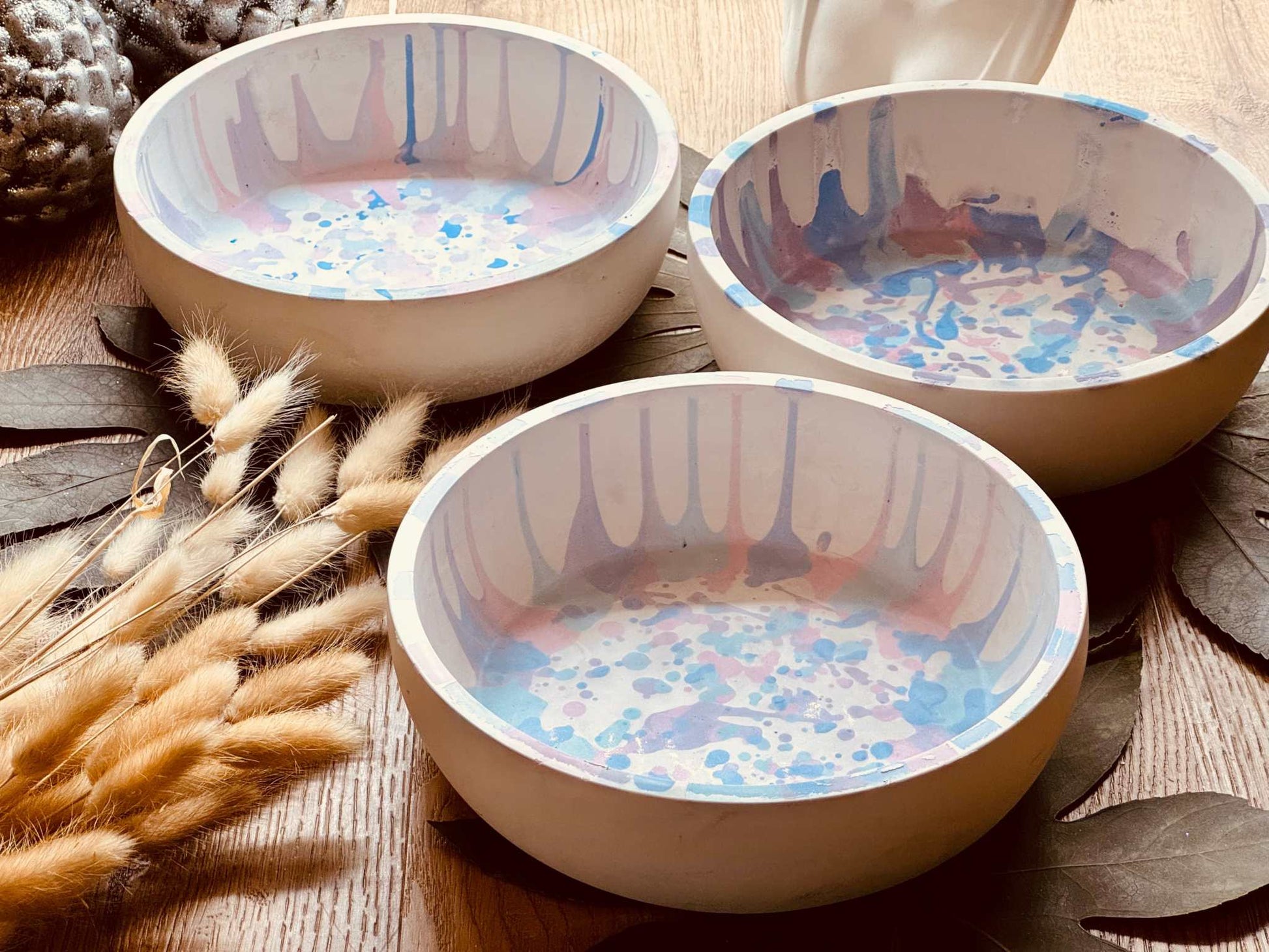 Gießkeramik Schale: individuelle Keramikschalen mit farbenfrohem Muster aus Rosa, Blau und Lila, perfekt für eine stilvolle Tischdekoration oder als dekoratives Wohnaccessoire.
