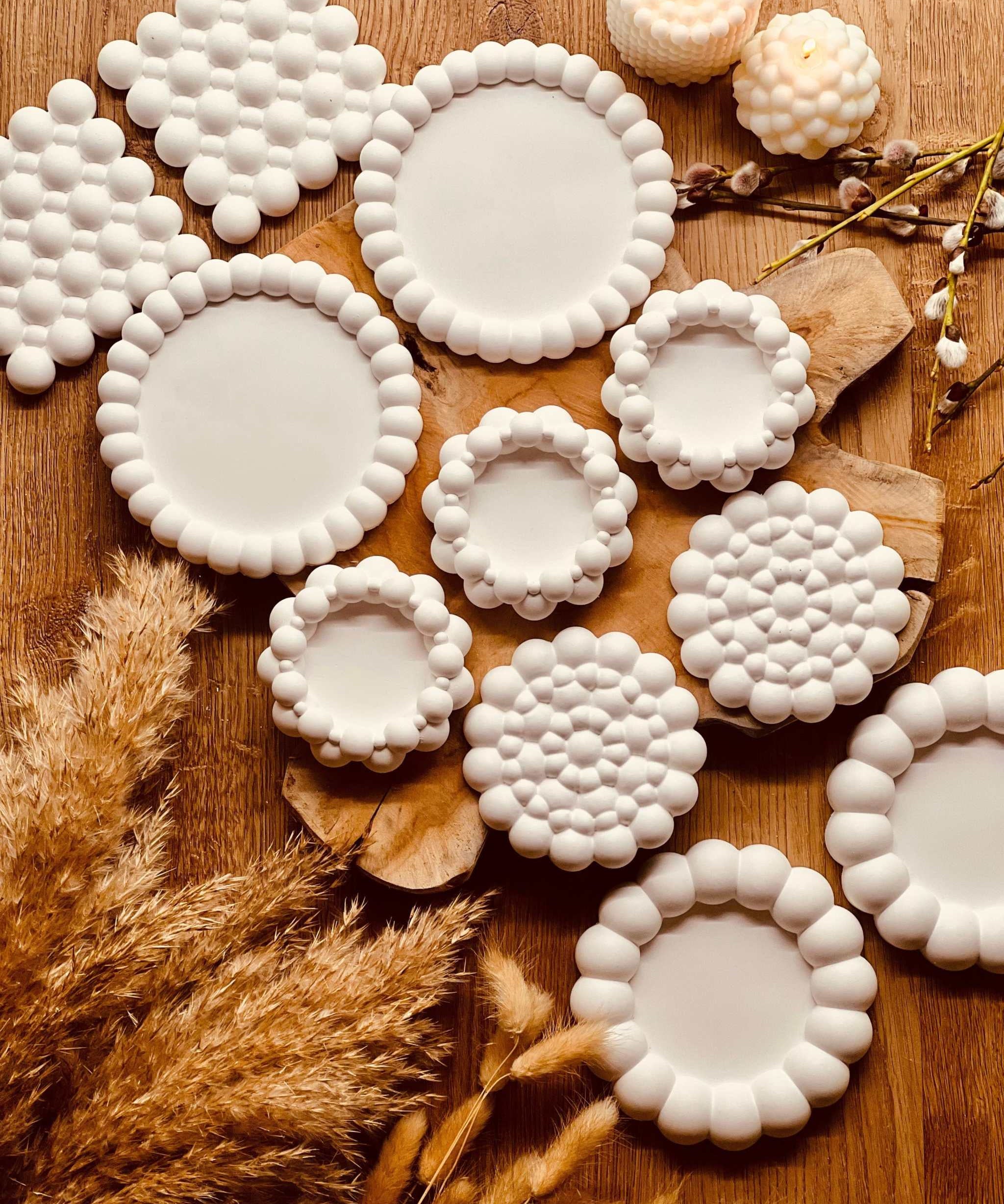 Gießkeramik-Untersetzer mit Kugelmuster, handgefertigt und ideal für moderne Tischdekoration.Weisse Deko Tablett Small Bubbles aus Giesskeramik zart