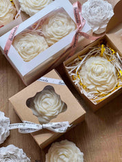 Pfingstrosen als Kerze oder aus Keramik in hochwertiger Geschenkverpackung – ein dekoratives Präsent für jeden Anlass.  
Weisse Deko im Geschenkset Peony mit Kerzen oder floraler Giesskeramik. Nachhaltiges Geschenkset mit Pfingstrosen-Deko, liebevoll handgefertigt – perfekt für Muttertag, Valentinstag oder Geburtstage.
