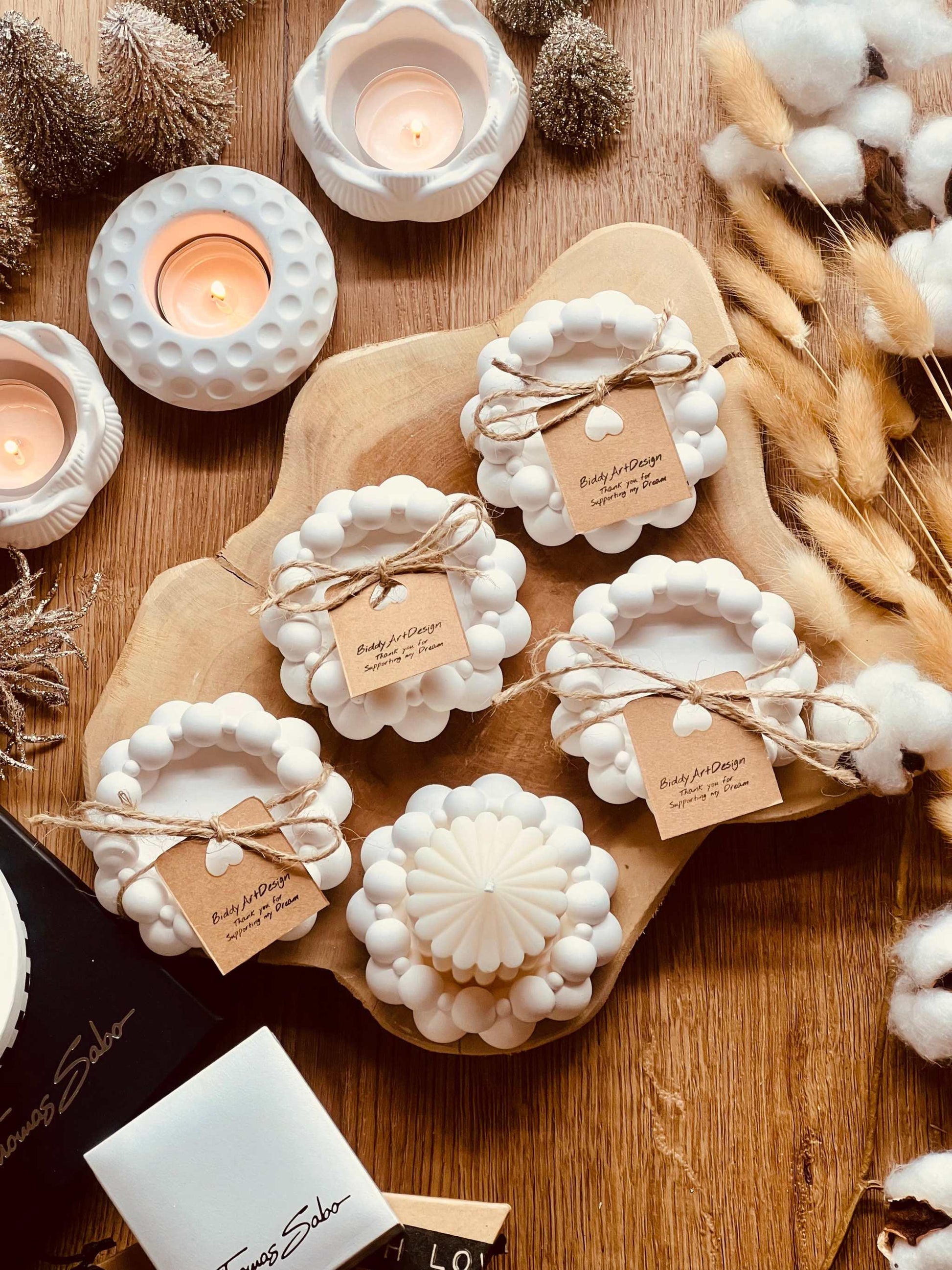 Handcrafted Gießkeramik Untersetzer "Many Bubbles" with unique bubble design, ideal for modern decor and candle trays.Weisse Deko in Giesskeramik Tablett Many Bubbles Stil
