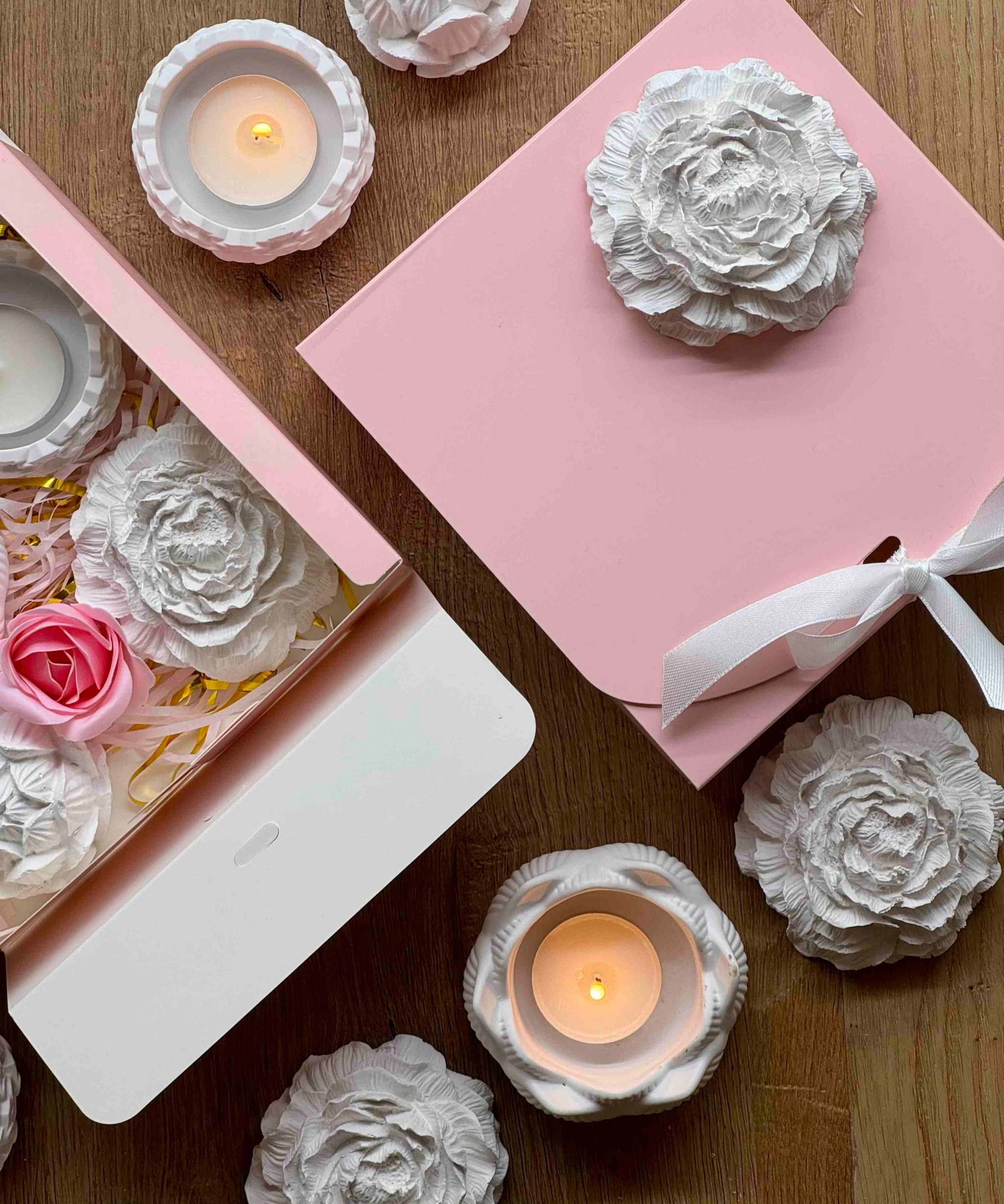 Rosa Geschenkbox mit floraler Keramikdeko und Teelichthalter – hochwertig, nachhaltig und sofort bereit zum Verschenken.Weisse Deko mit Giesskeramik und handgemachte Kerzen im romantischen Geschenkset
