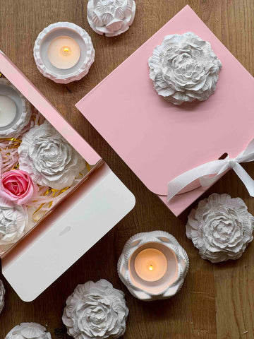 Gift set with romantic ceramic flowers and tea lights 