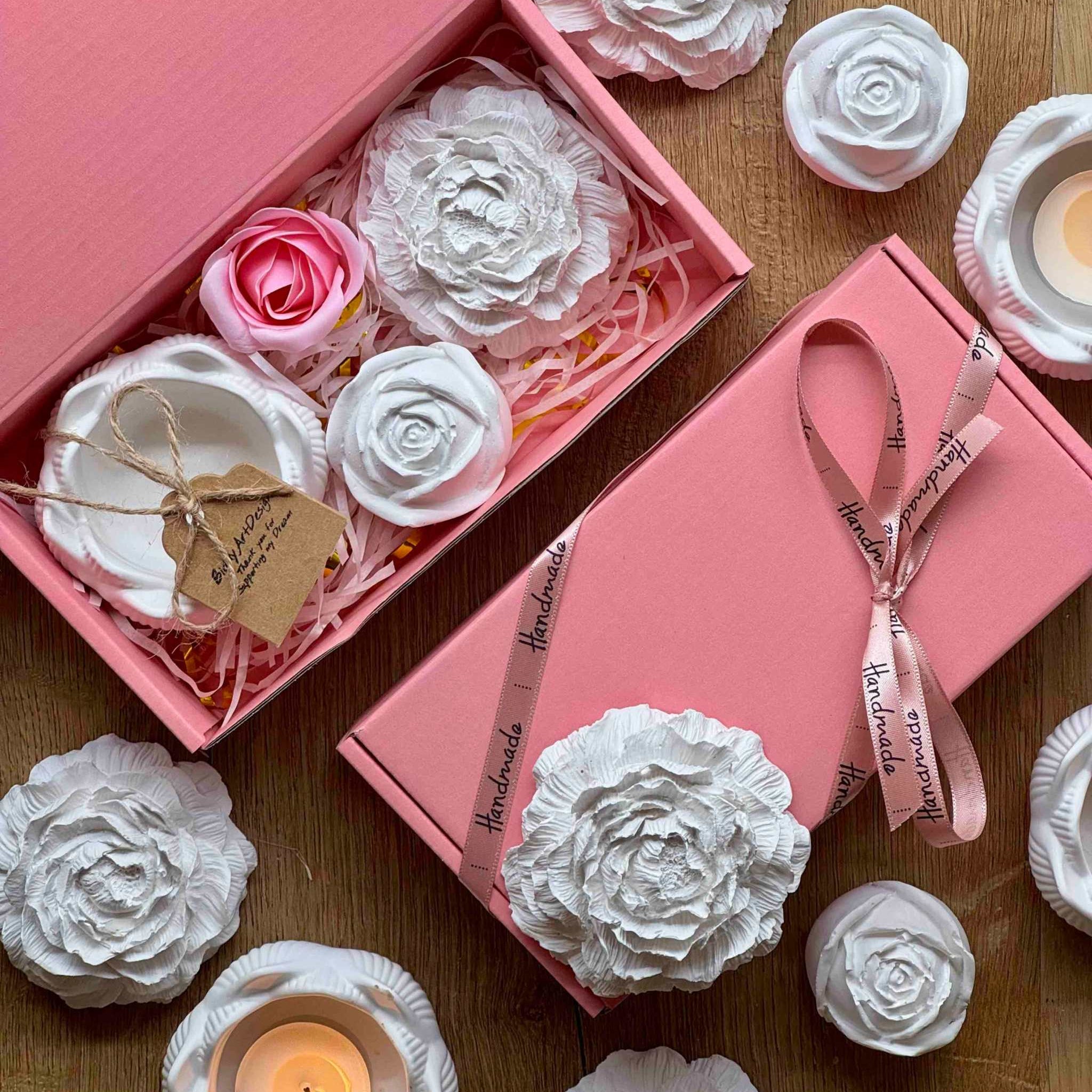 Dekorative Geschenkbox in Rosa, gefüllt mit Keramikblumen und Teelichtern – eine liebevolle Geschenkidee für besondere Momente.Weisse Deko mit handgemachte Kerzen und romantischer Giesskeramik im Geschenkset