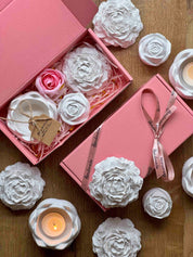 Dekorative Geschenkbox in Rosa, gefüllt mit Keramikblumen und Teelichtern – eine liebevolle Geschenkidee für besondere Momente.Weisse Deko mit handgemachte Kerzen und romantischer Giesskeramik im Geschenkset
